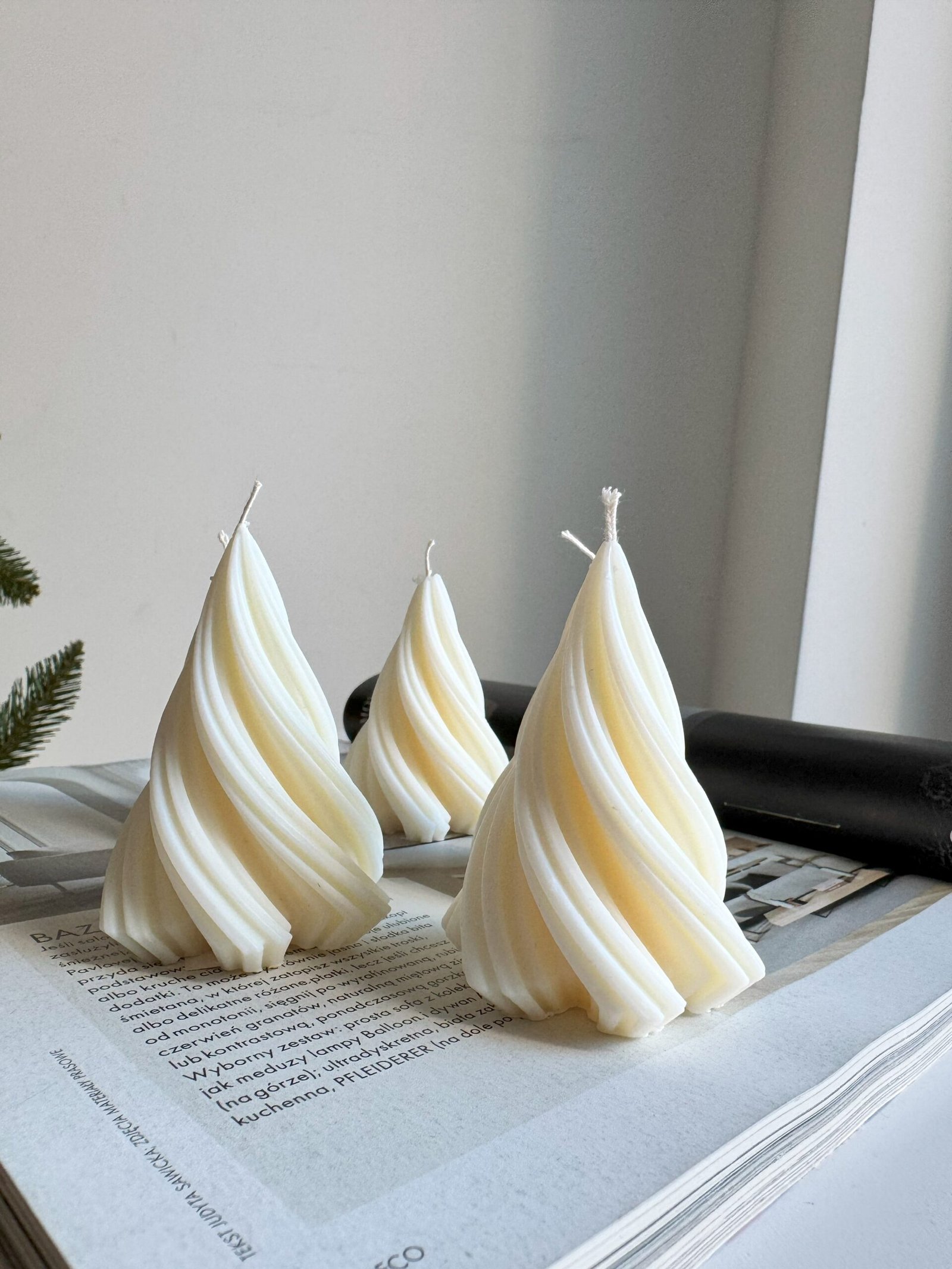 Dekoracyjne świece na Nowy Rok - Choinka Kręcona S - obrazek 2