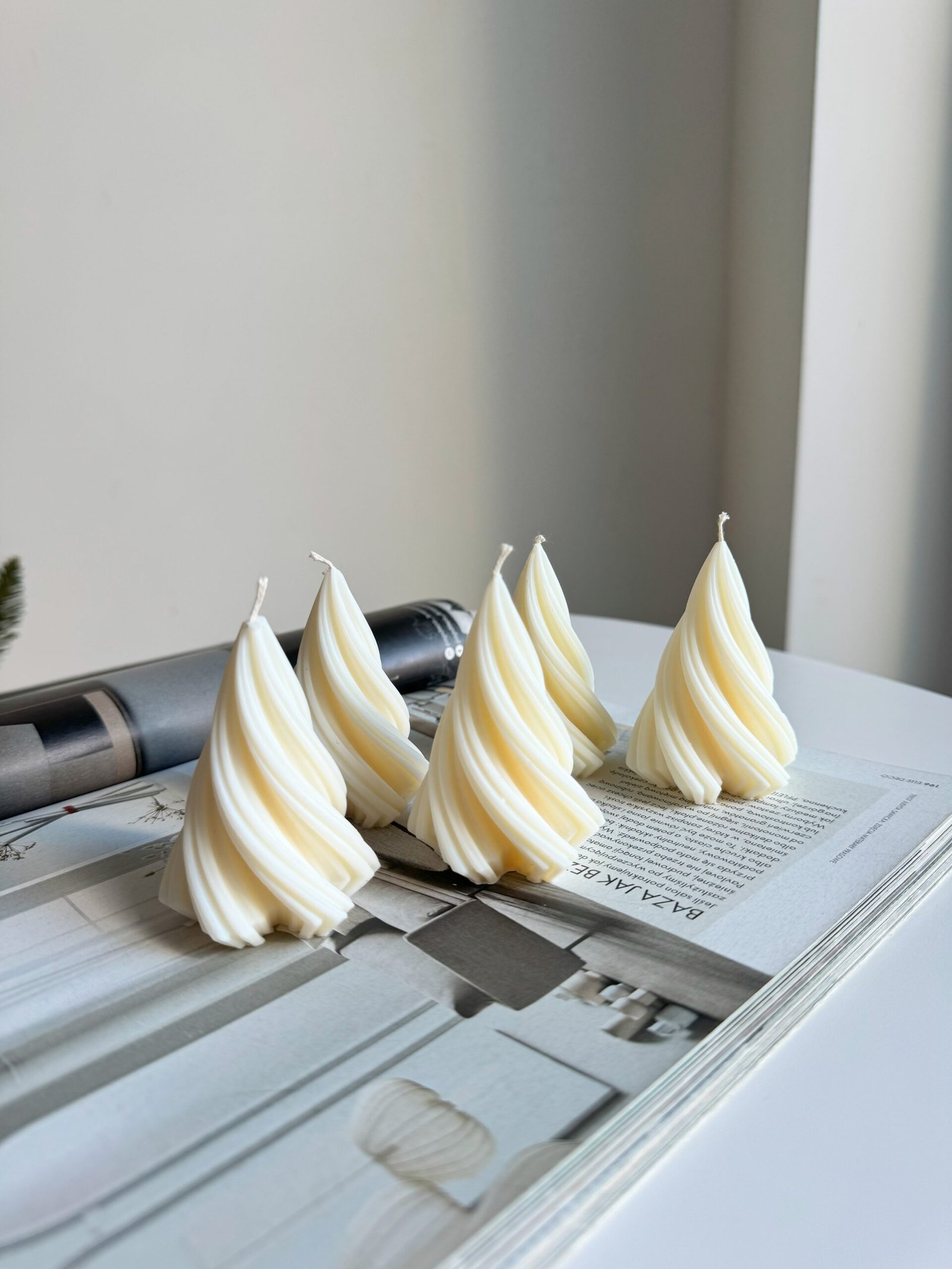 Dekoracyjne świece na Nowy Rok - Choinka Kręcona S - obrazek 3