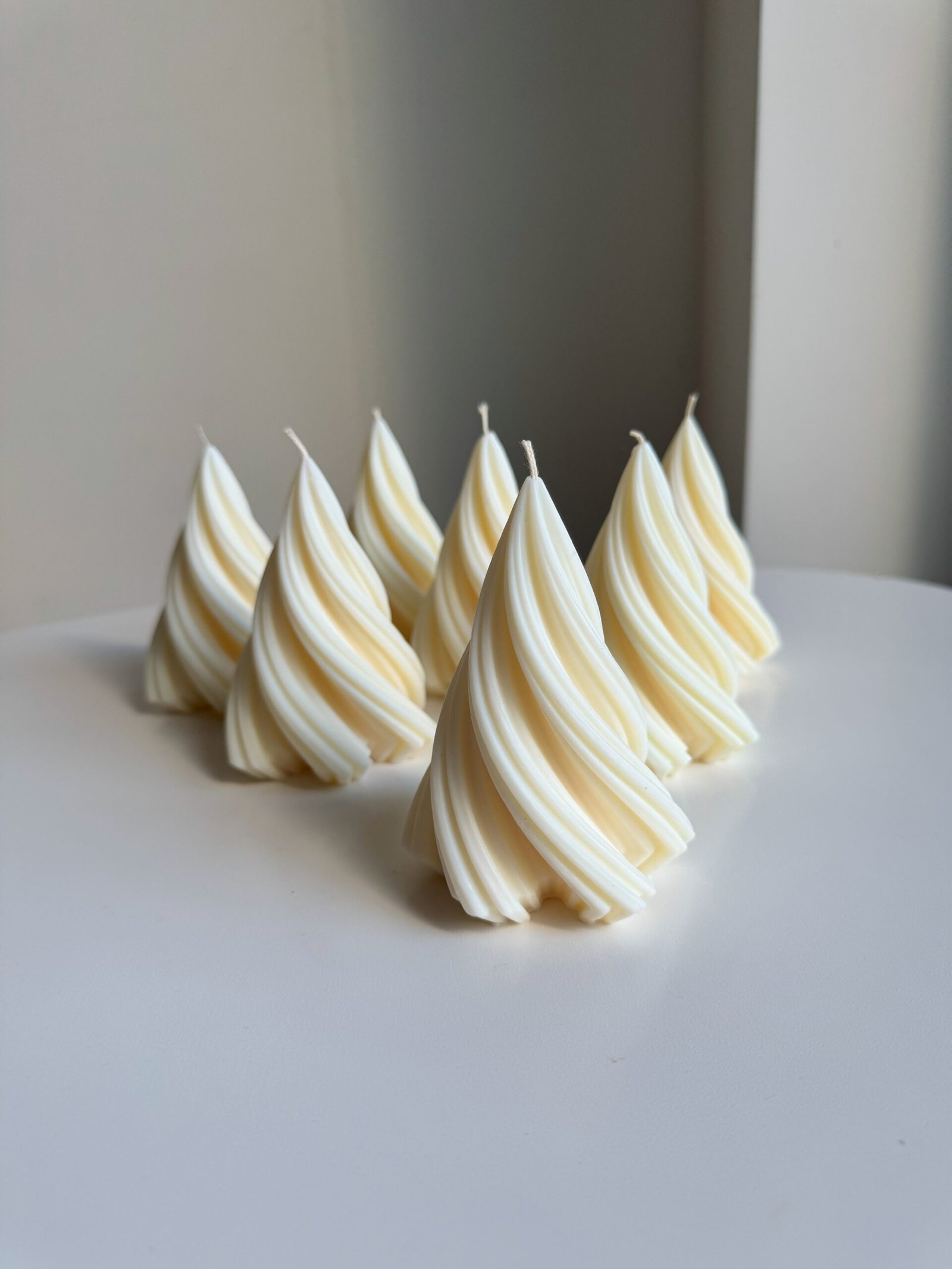 Świeca wolnostojąca w kształcie choinki bożonarodzeniowej - Kręcona M - obrazek 2