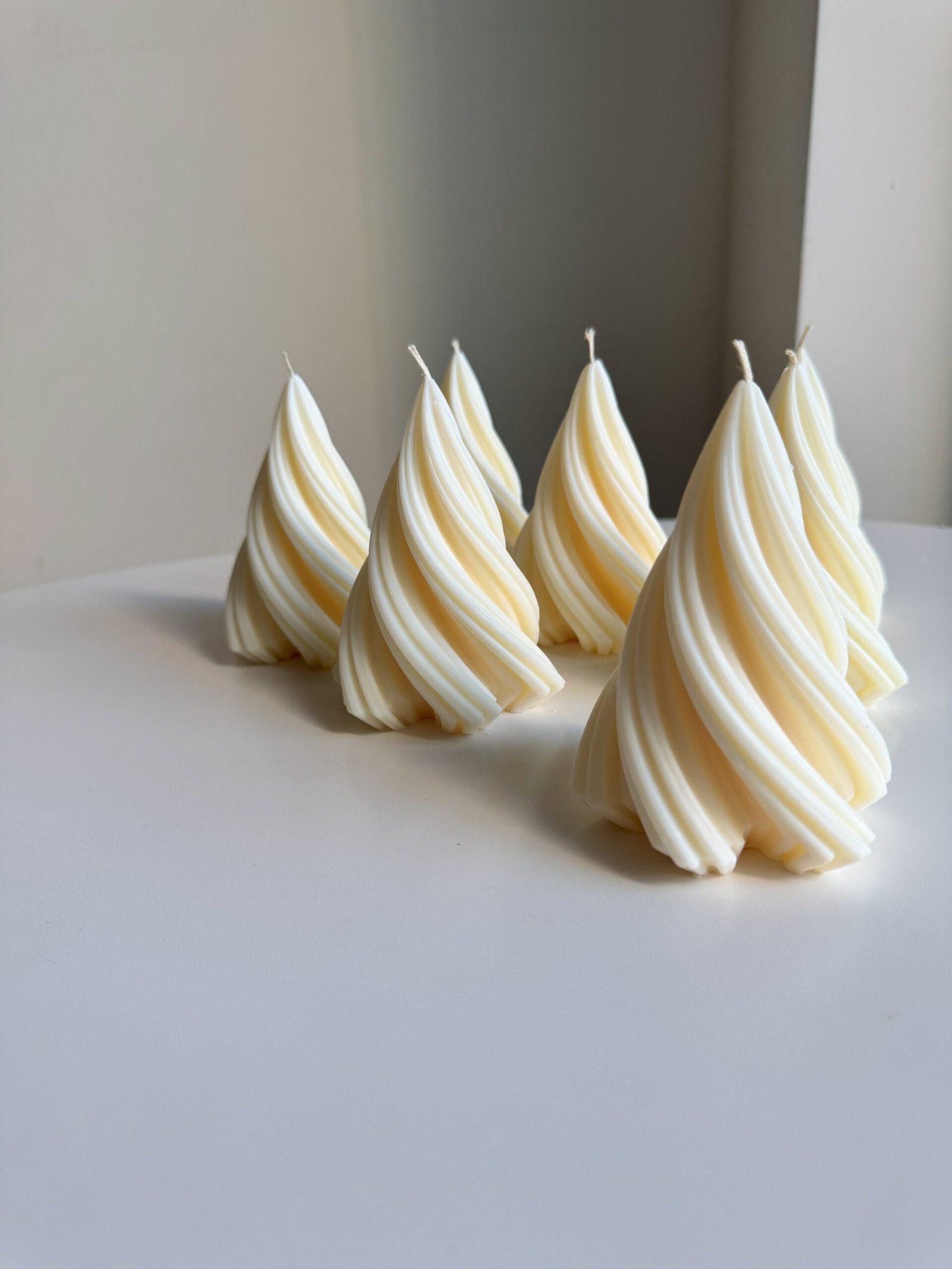 Świeca wolnostojąca w kształcie choinki bożonarodzeniowej - Kręcona M