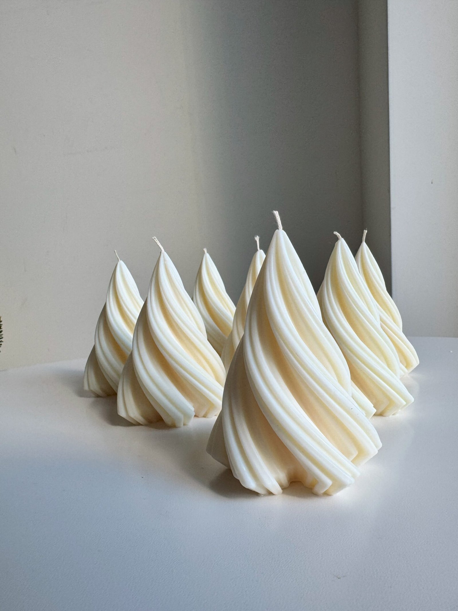 Świeca wolnostojąca w kształcie choinki bożonarodzeniowej - Kręcona M - obrazek 3