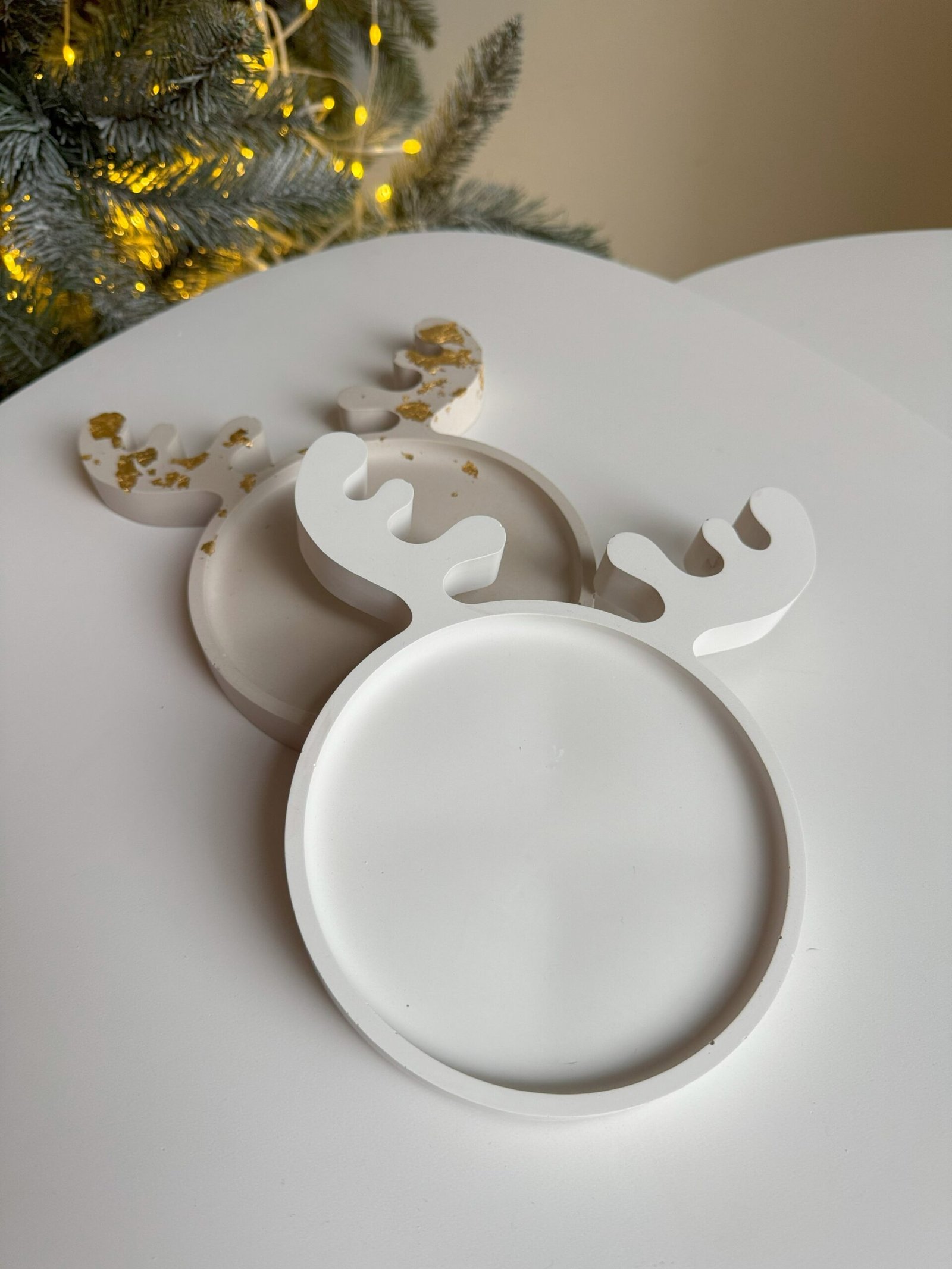 Tacka dekoracyjna handmade z gipsu - Renifer