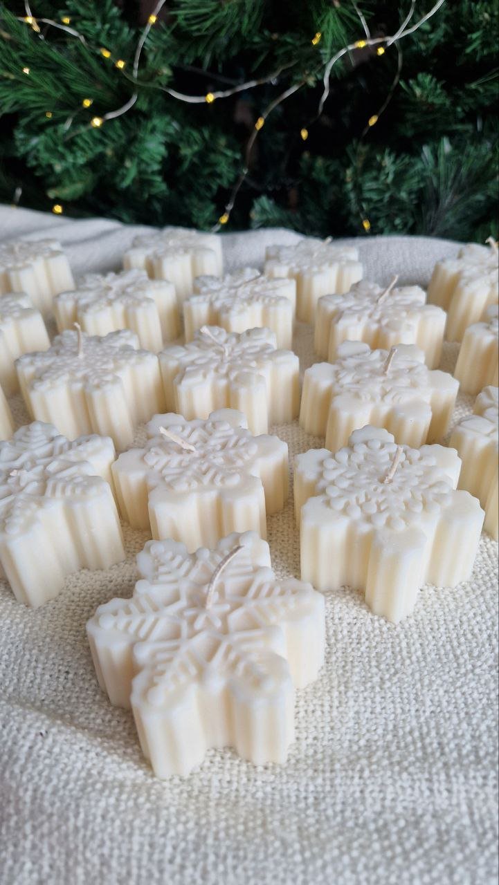 Świeca sojowa w kształcie śnieżynki handmade - obrazek 2