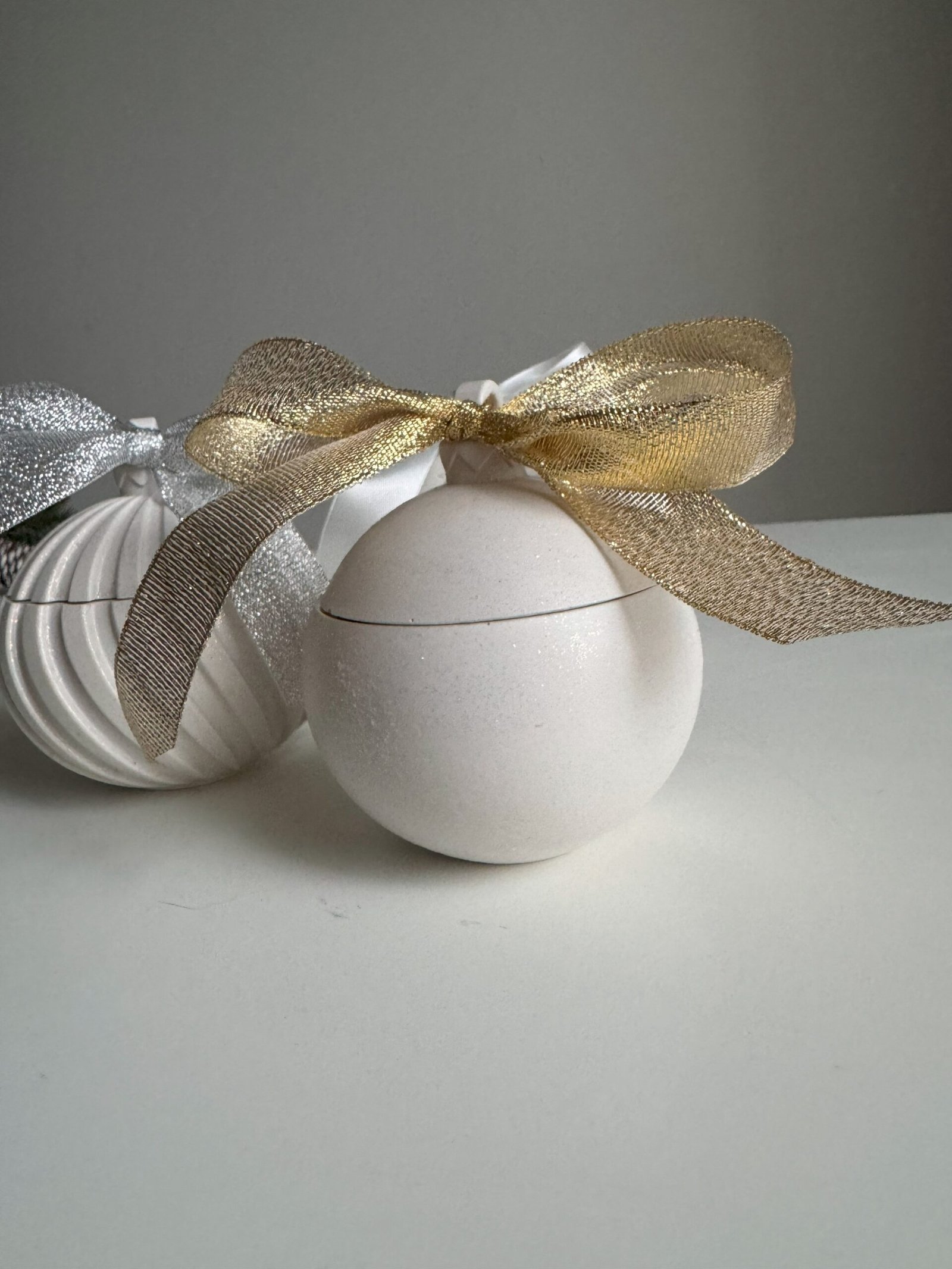 Świeca Sojowa w Pojemniku w Kształcie Bombki - obrazek 4