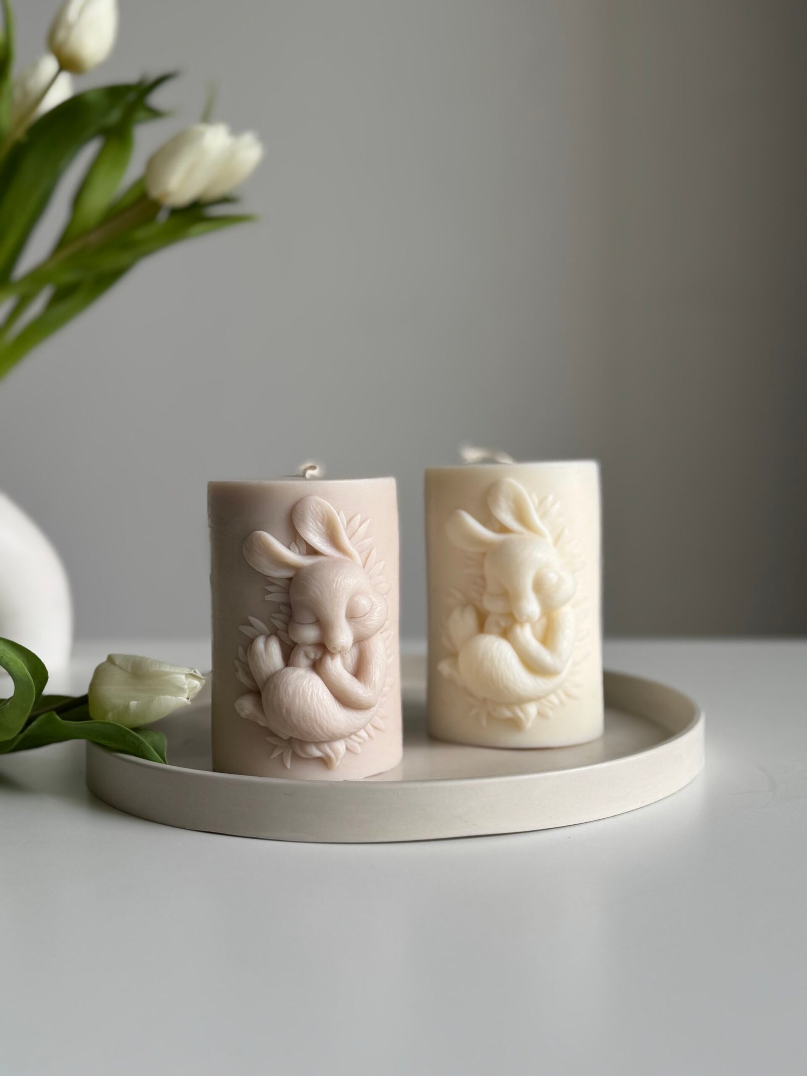 Dekoracyjna świeca wielkanocna – Duża Świeca z Królikiem - obrazek 4