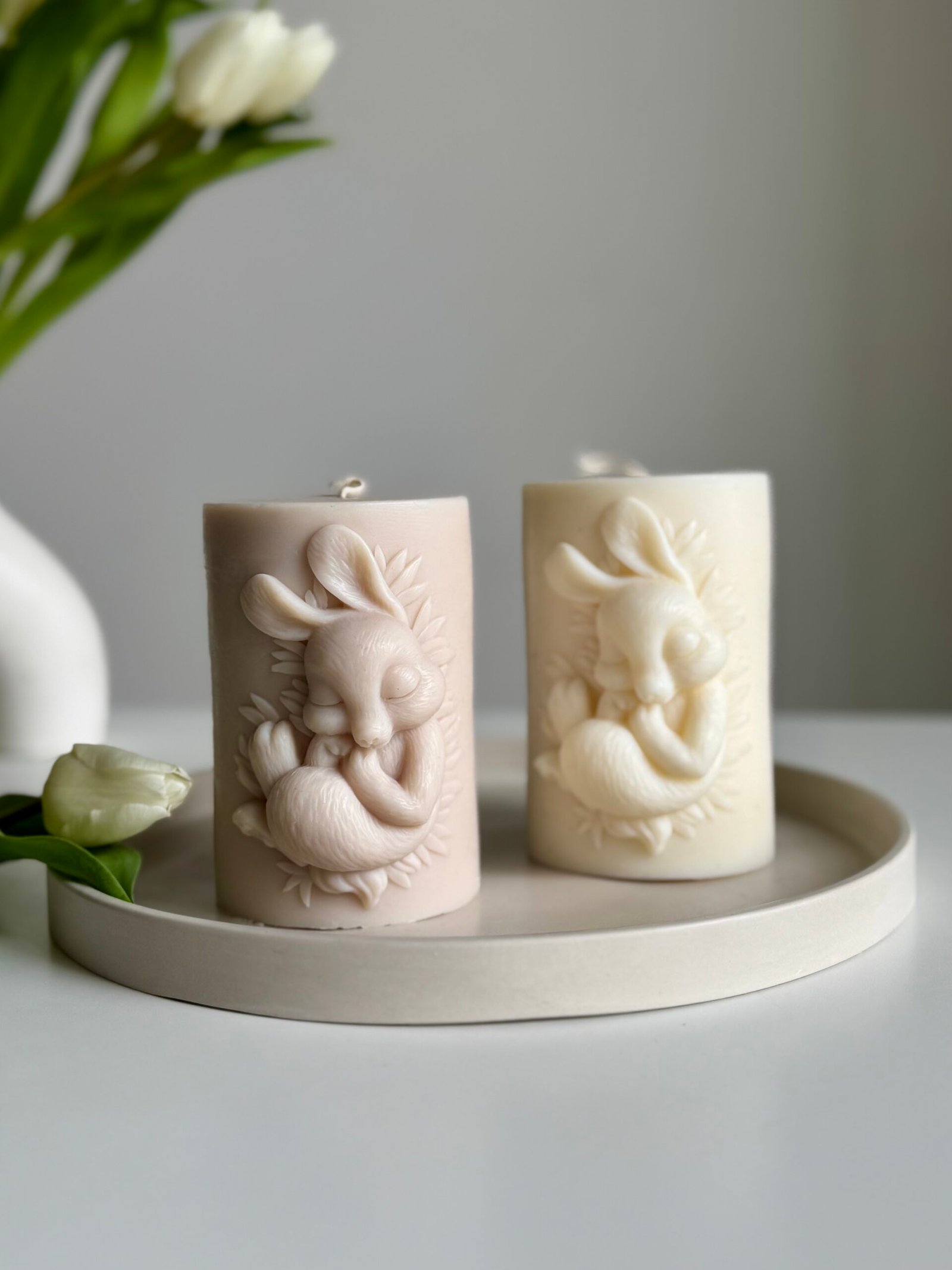 Dekoracyjna świeca wielkanocna – Duża Świeca z Królikiem - obrazek 3