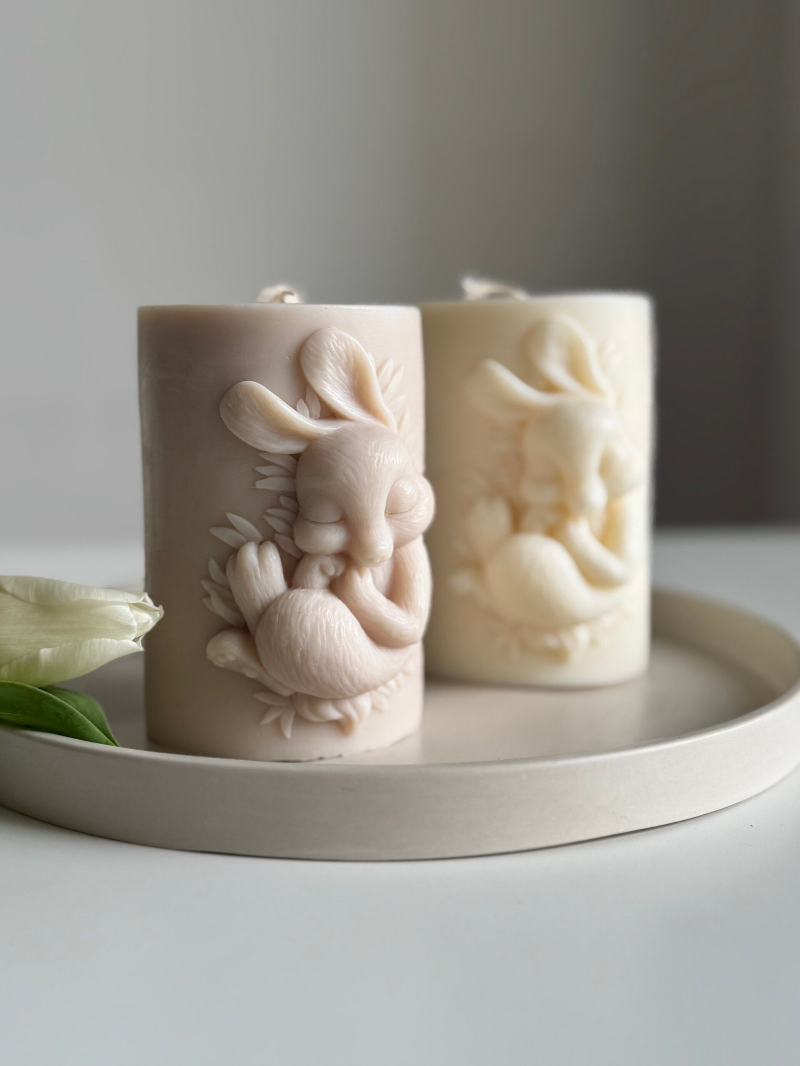 Dekoracyjna świeca wielkanocna – Duża Świeca z Królikiem - obrazek 2