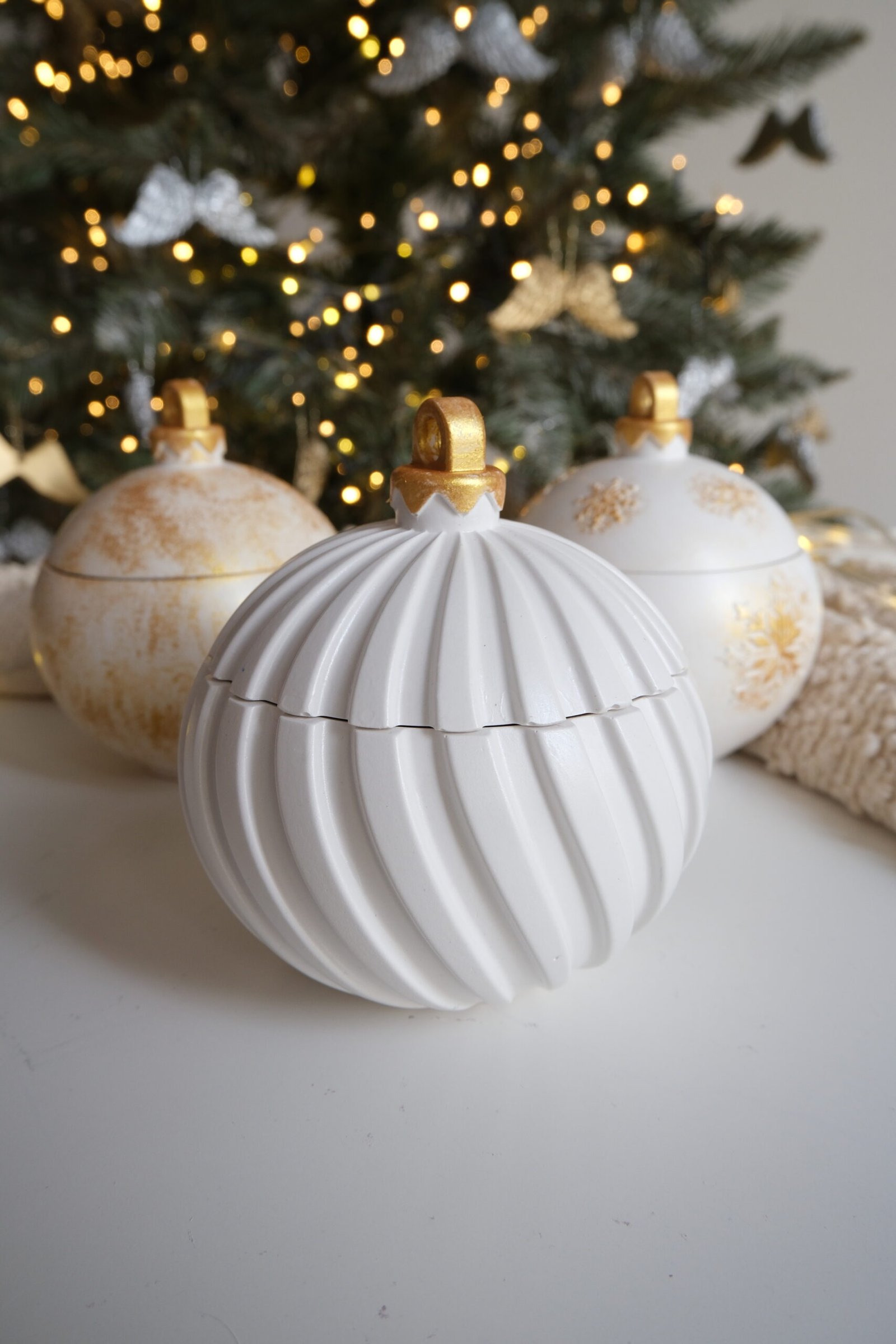 Złote Świąteczne Bombki – ręcznie malowane dekoracje z wosku sojowego - obrazek 2