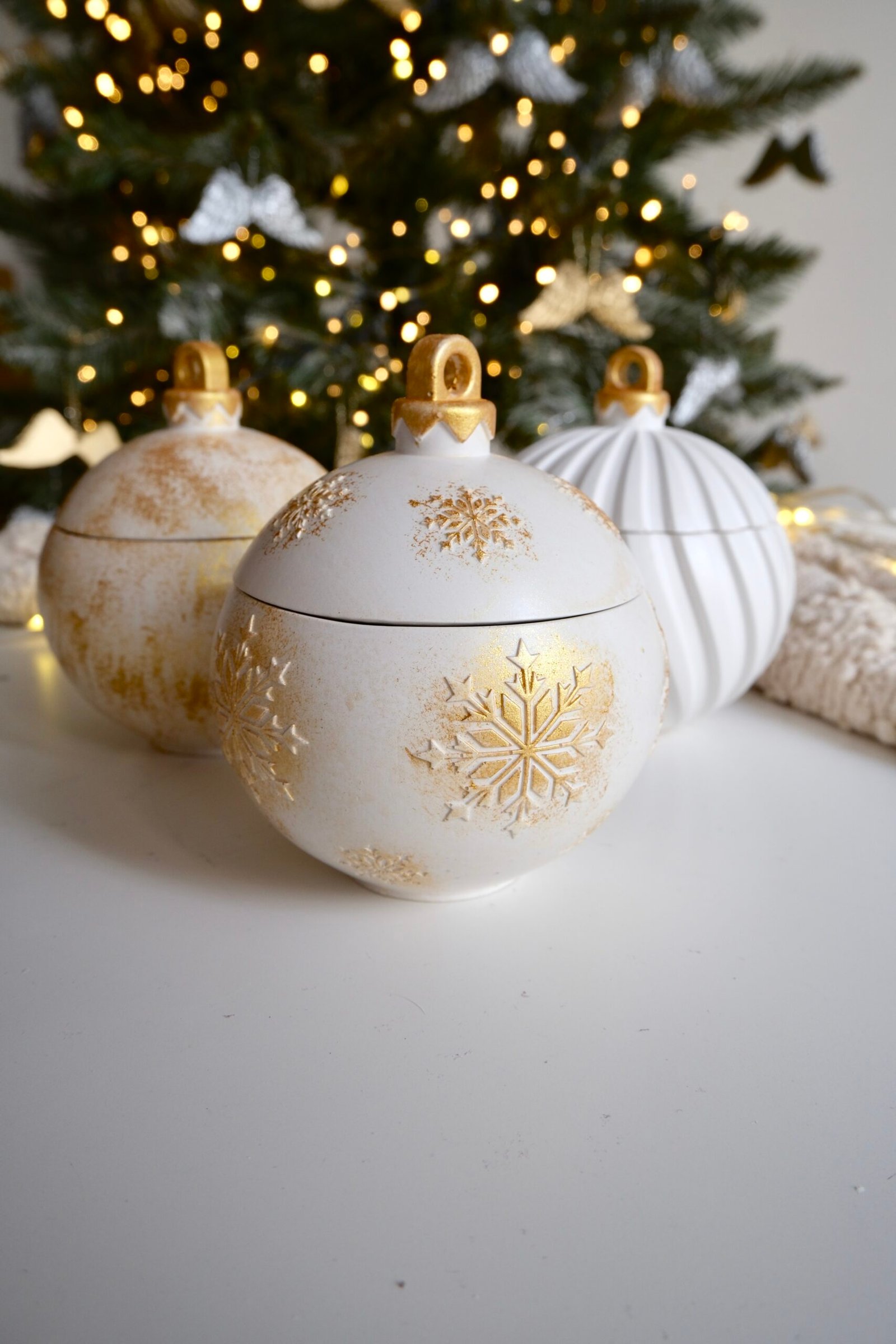 Złote Świąteczne Bombki – ręcznie malowane dekoracje z wosku sojowego