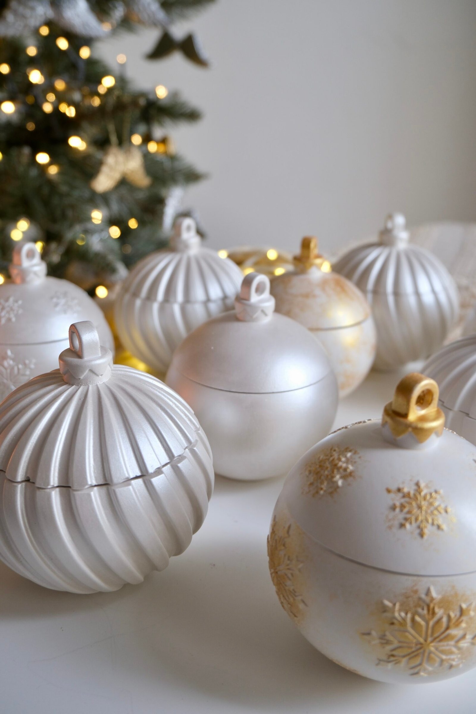 Złote Świąteczne Bombki – ręcznie malowane dekoracje z wosku sojowego - obrazek 3