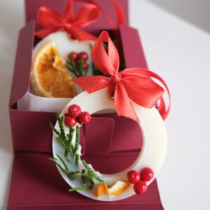 Zestaw zawieszek zapachowych z wosku sojowego – pomysł na prezent świąteczny