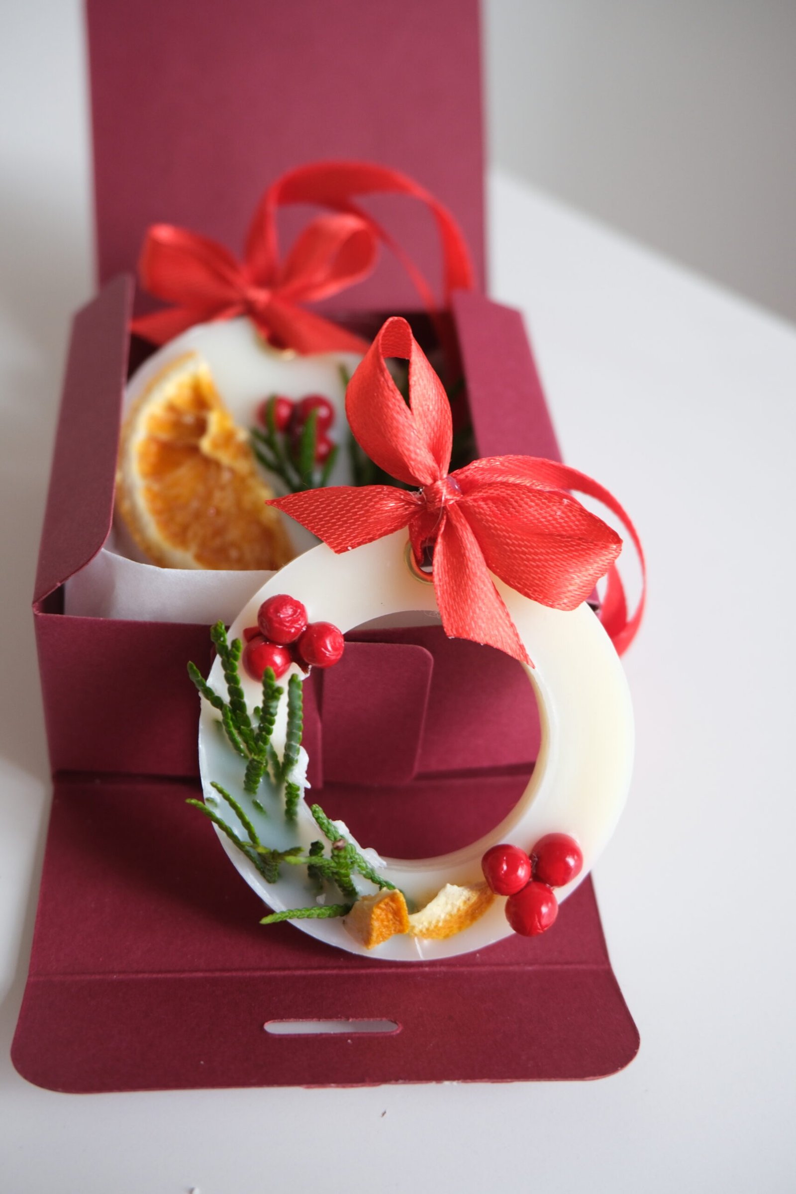 Zestaw zawieszek zapachowych z wosku sojowego – pomysł na prezent świąteczny