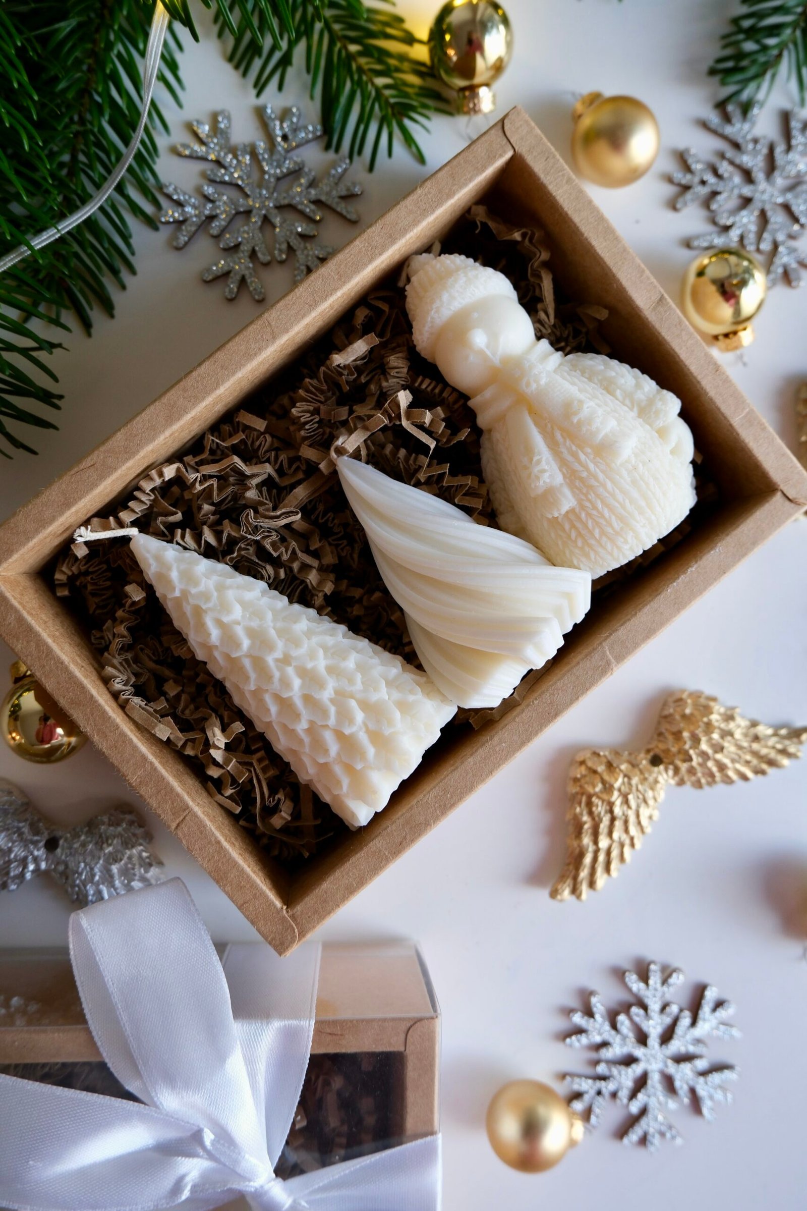 Zimowy upominkowy box z sojowymi świecami – Choinki i Bałwanek - obrazek 2