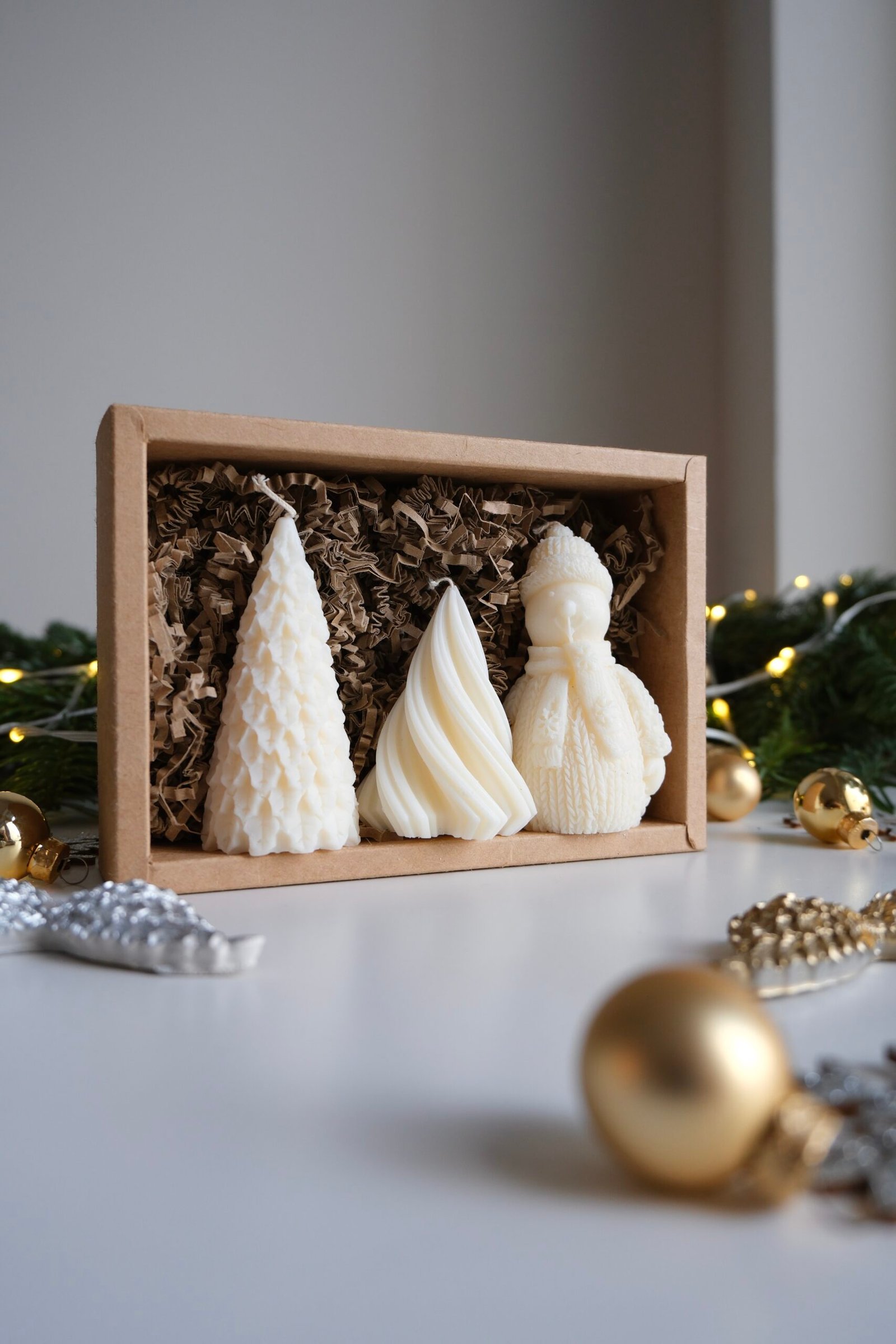 Zimowy upominkowy box z sojowymi świecami – Choinki i Bałwanek