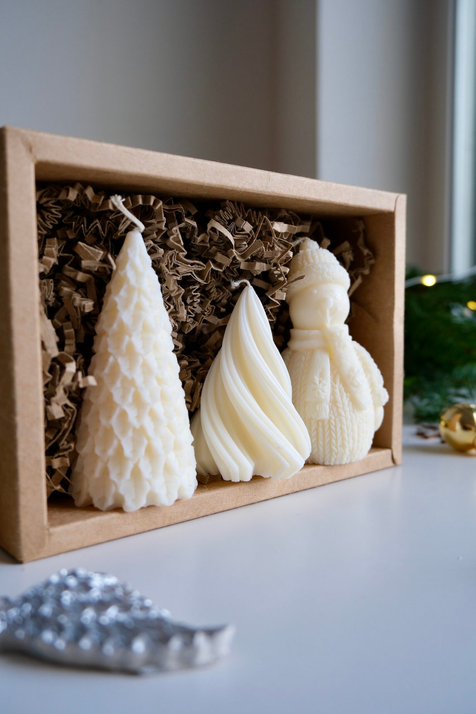 Zimowy upominkowy box z sojowymi świecami – Choinki i Bałwanek - obrazek 3