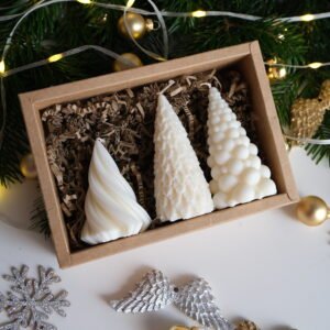 Zestaw Świąteczny „Trzy Choinki” – Personalizowane Świece w Pudełku Prezentowym
