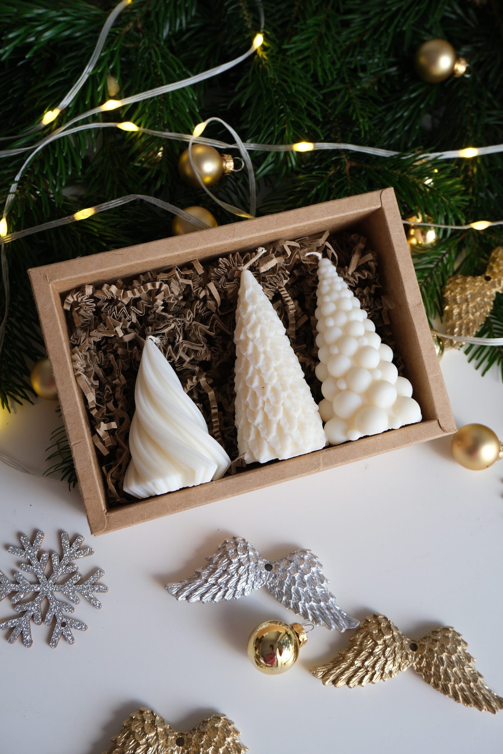 Zestaw Świąteczny „Trzy Choinki” – Personalizowane Świece w Pudełku Prezentowym