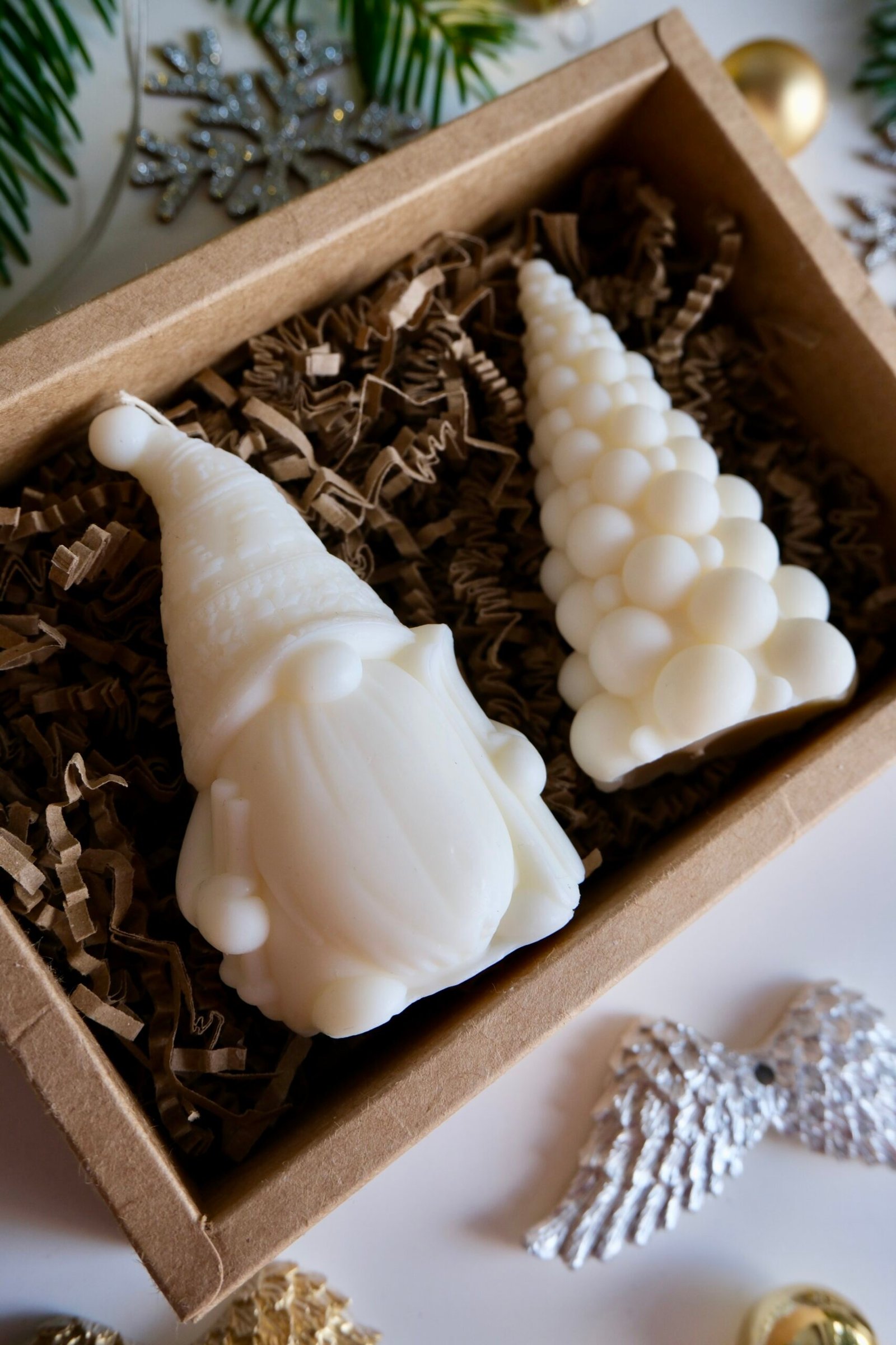 Świąteczne upominki ze świecami – skrzat i choinka - obrazek 2