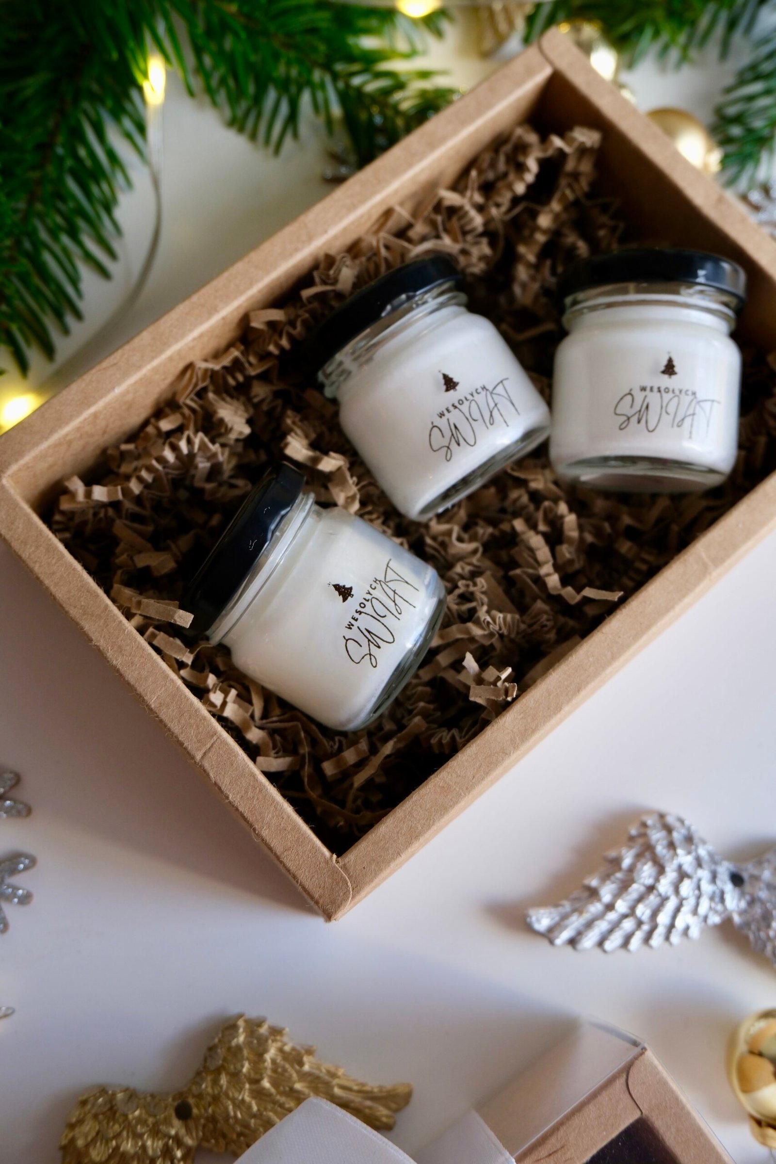 Świąteczny box ze świecami – zestaw trzech zapachowych świec - obrazek 3