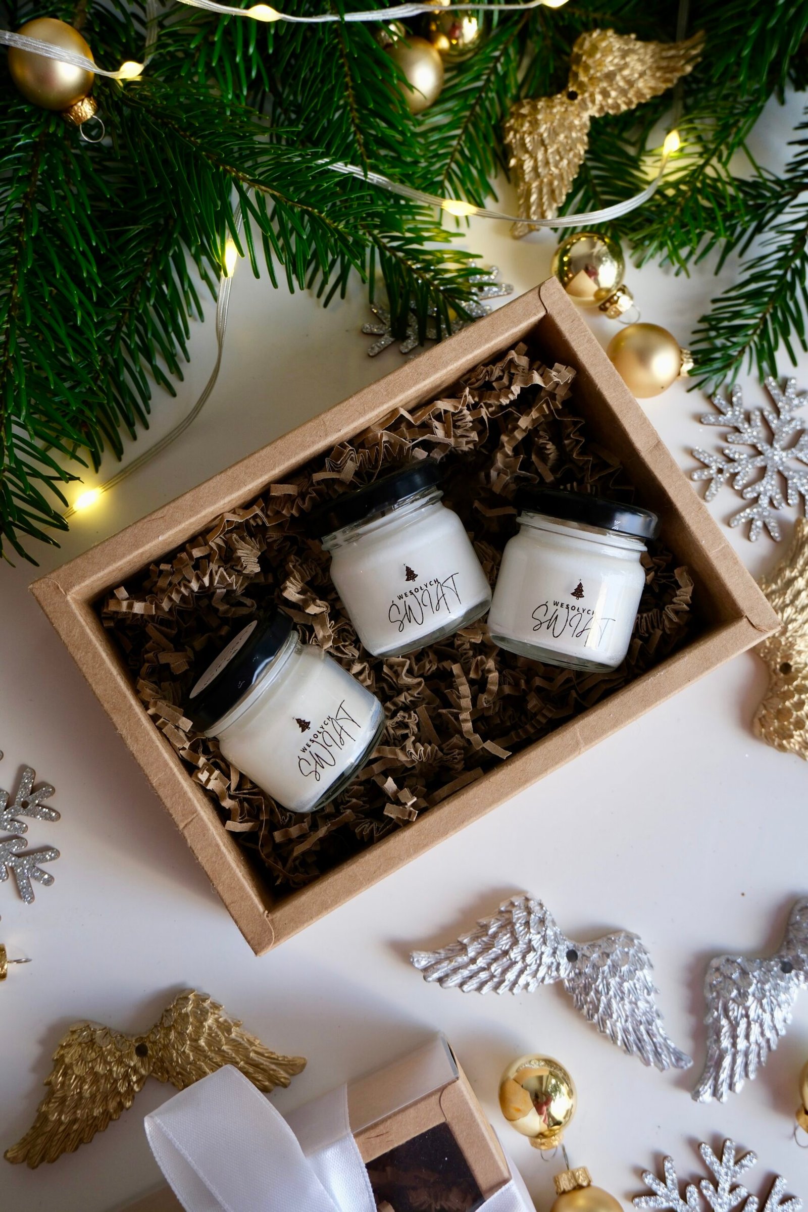 Świąteczny box ze świecami – zestaw trzech zapachowych świec - obrazek 2