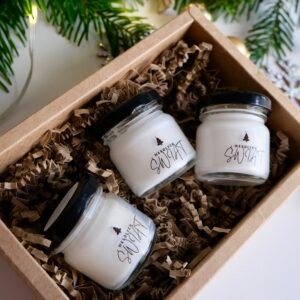 Świąteczny box ze świecami – zestaw trzech zapachowych świec