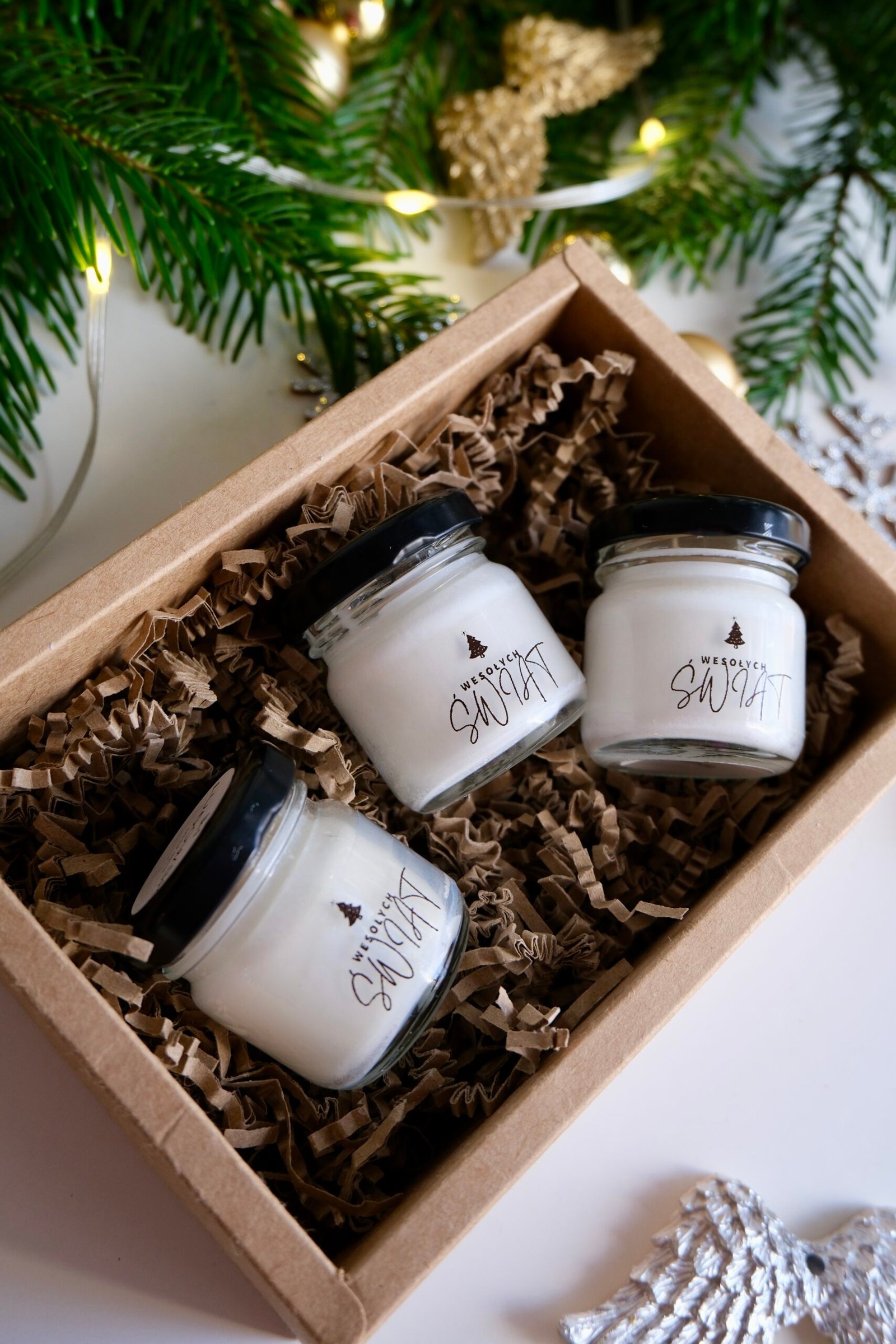 Świąteczny box ze świecami – zestaw trzech zapachowych świec