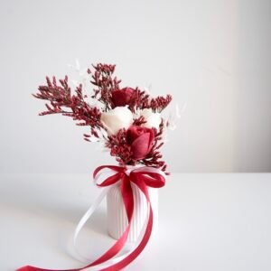 Prezent dla dziewczyny na walentynki – sojowe świece w gipsowym wazoniku