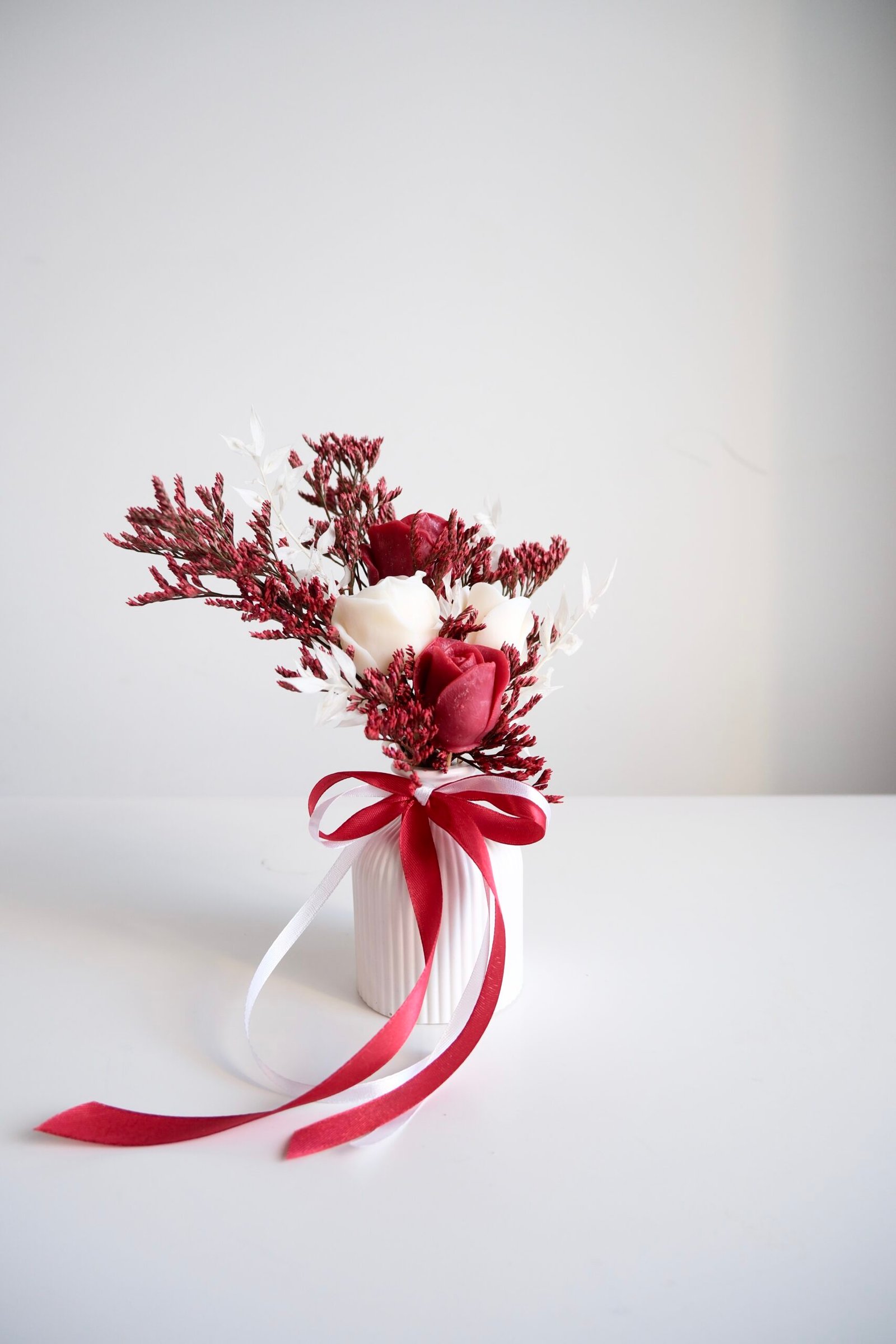 Prezent dla dziewczyny na walentynki – sojowe świece w gipsowym wazoniku