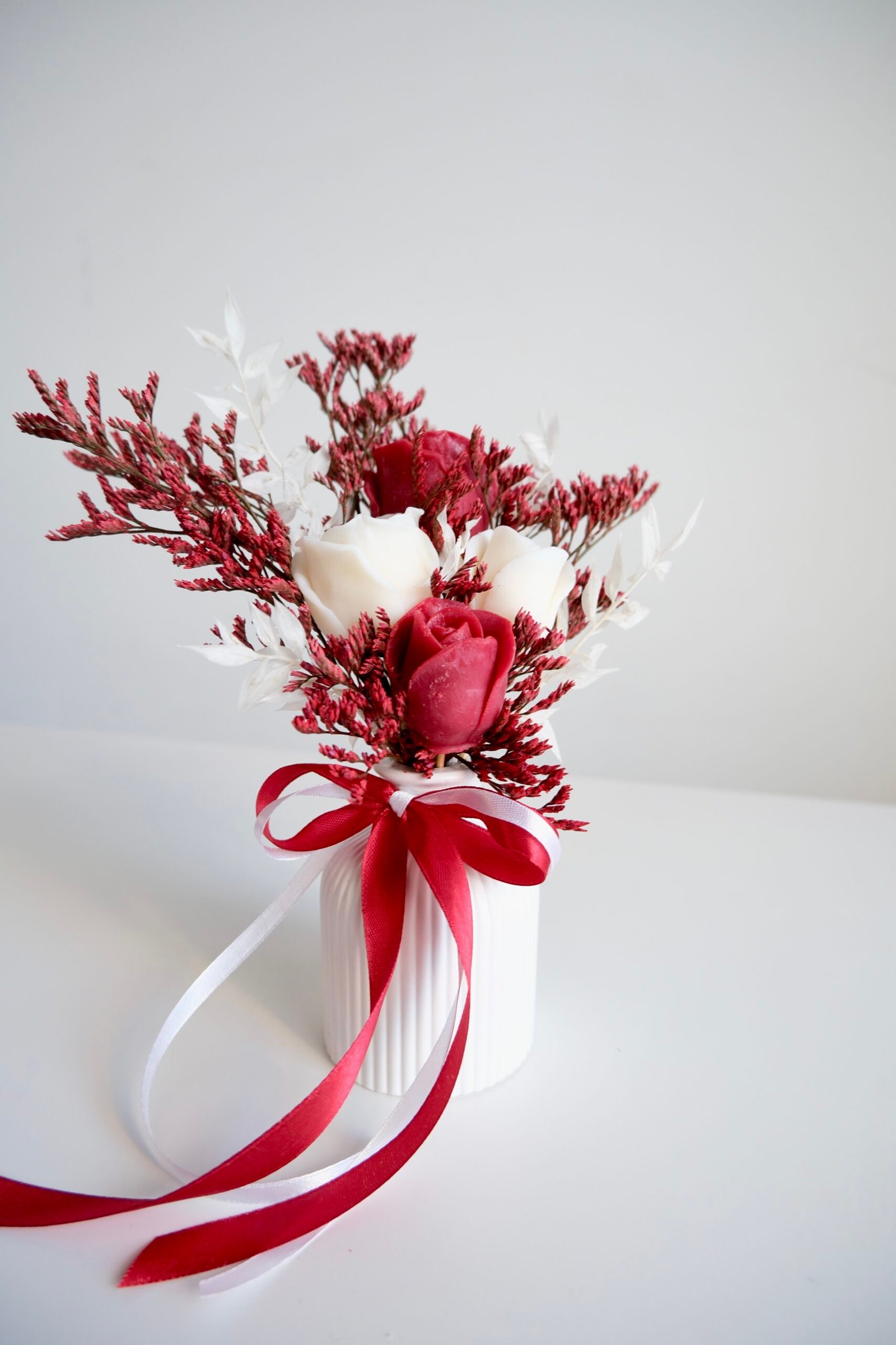 Prezent dla dziewczyny na walentynki – sojowe świece w gipsowym wazoniku - obrazek 2