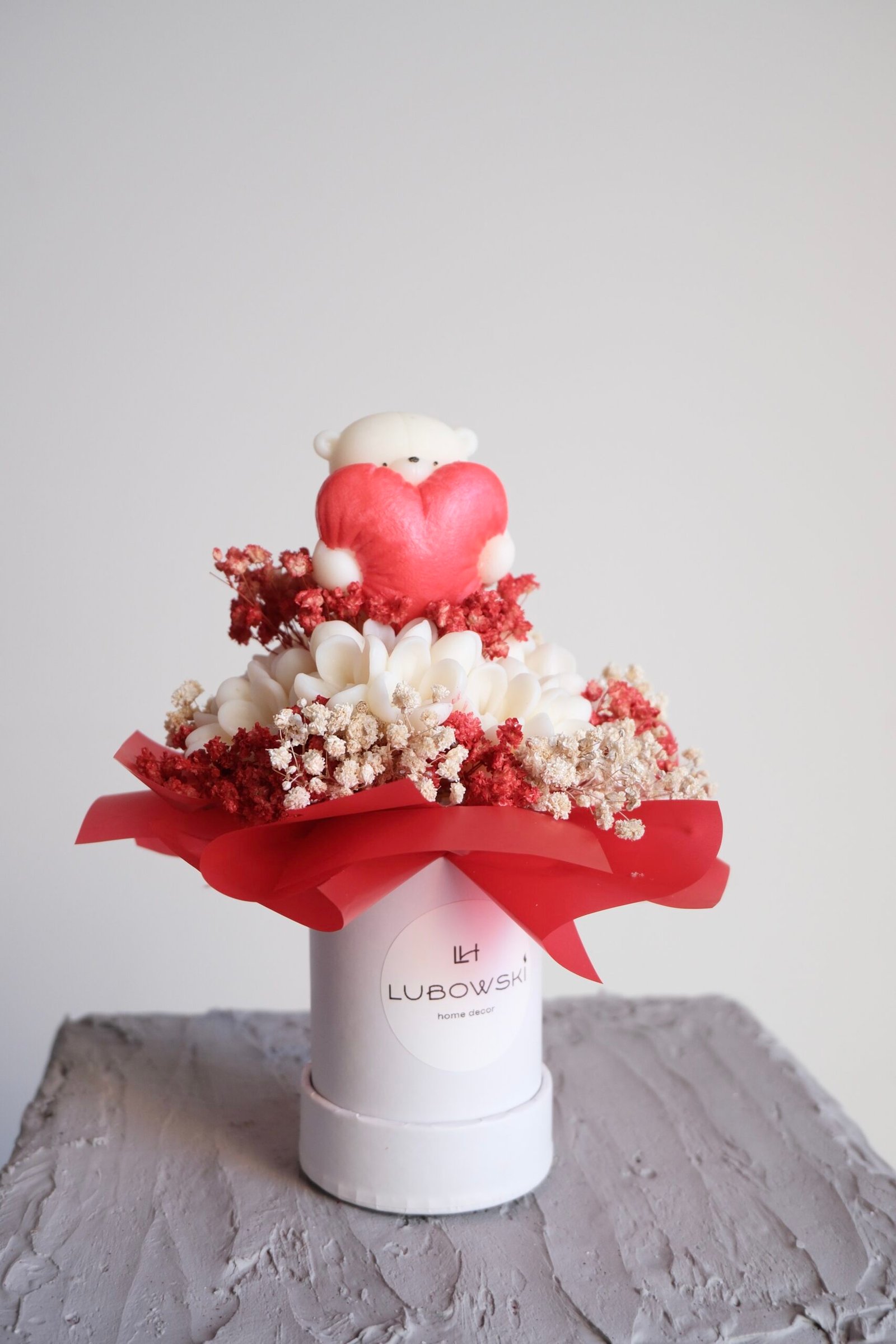 Prezent na Walentynki z dostawą – Flower Box z misiem i świecami sojowymi - obrazek 4