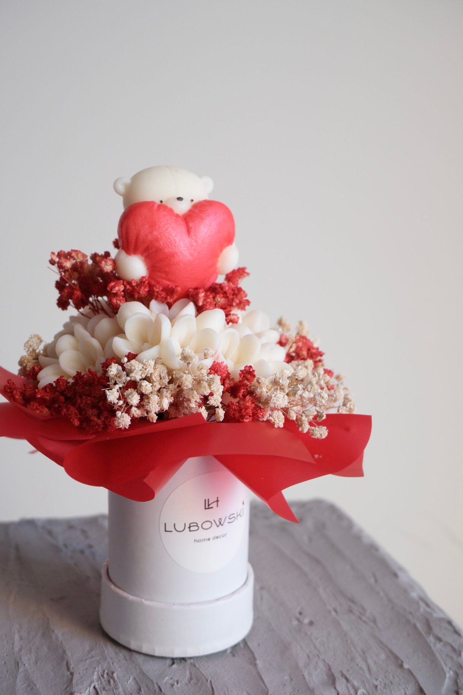 Prezent na Walentynki z dostawą – Flower Box z misiem i świecami sojowymi - obrazek 3