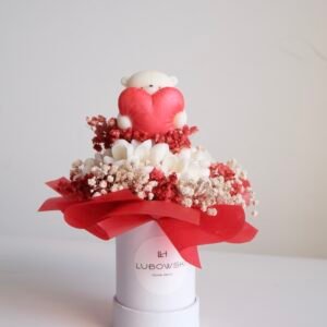 Prezent na Walentynki z dostawą – Flower Box z misiem i świecami sojowymi