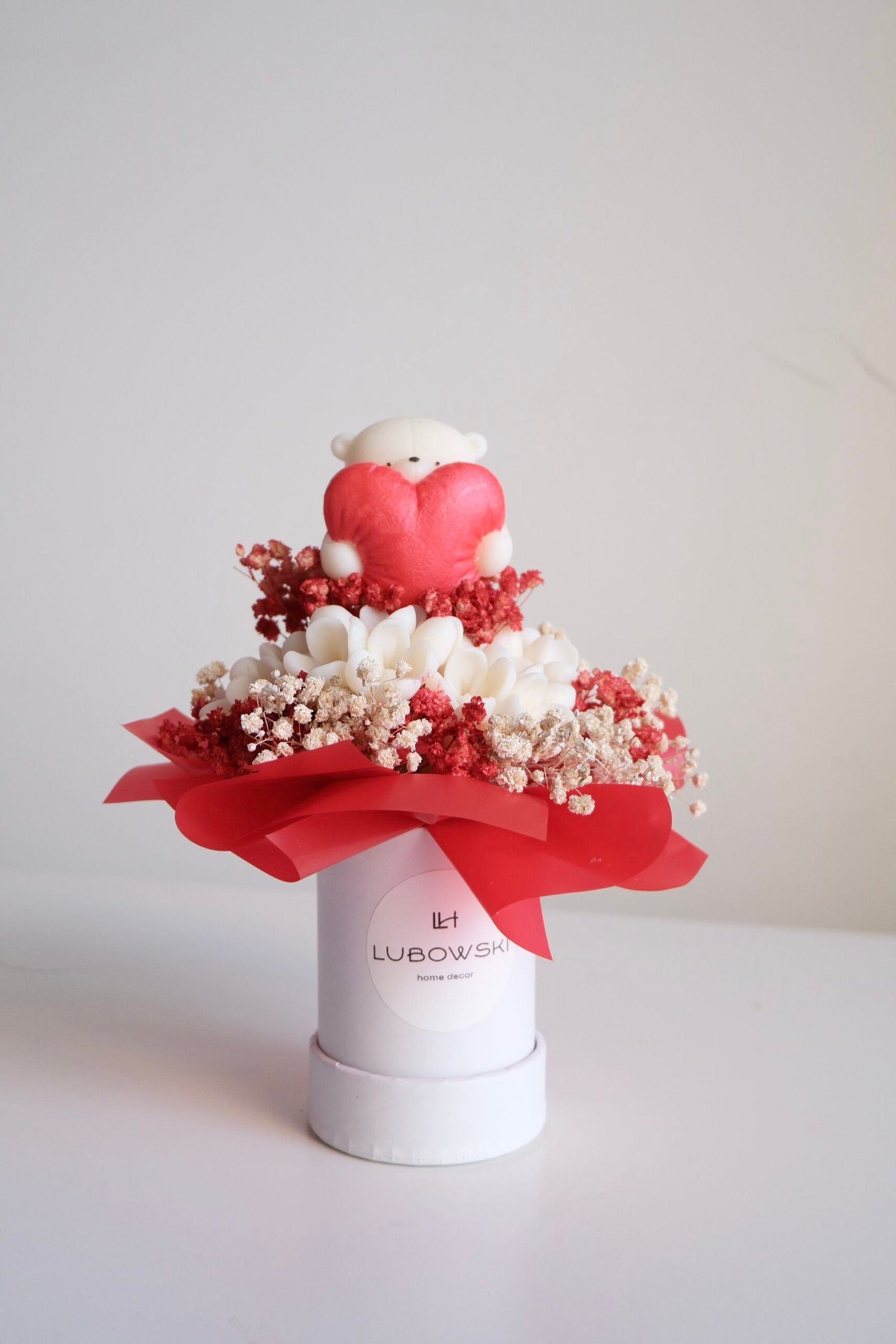 Prezent na Walentynki z dostawą – Flower Box z misiem i świecami sojowymi