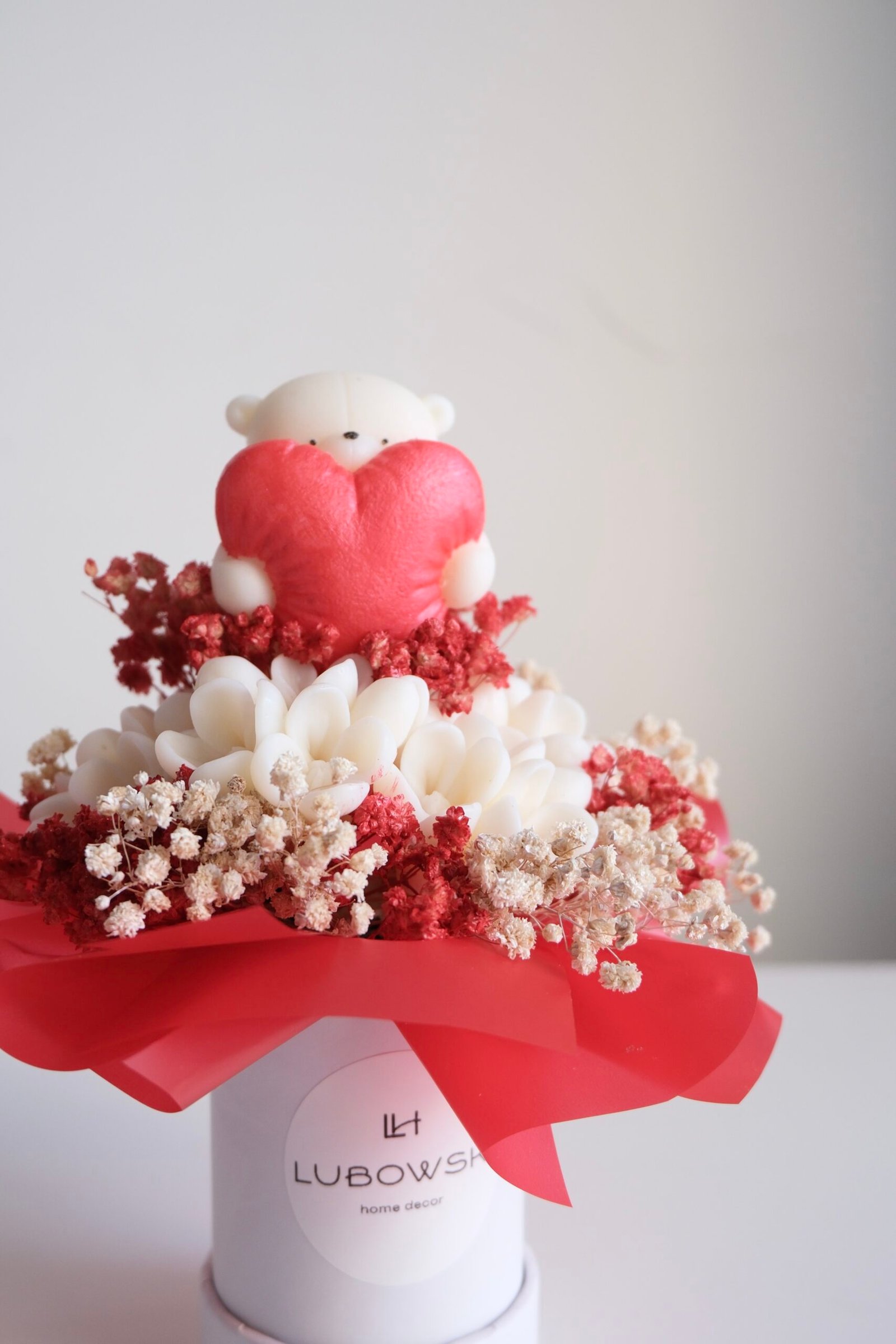 Prezent na Walentynki z dostawą – Flower Box z misiem i świecami sojowymi - obrazek 2