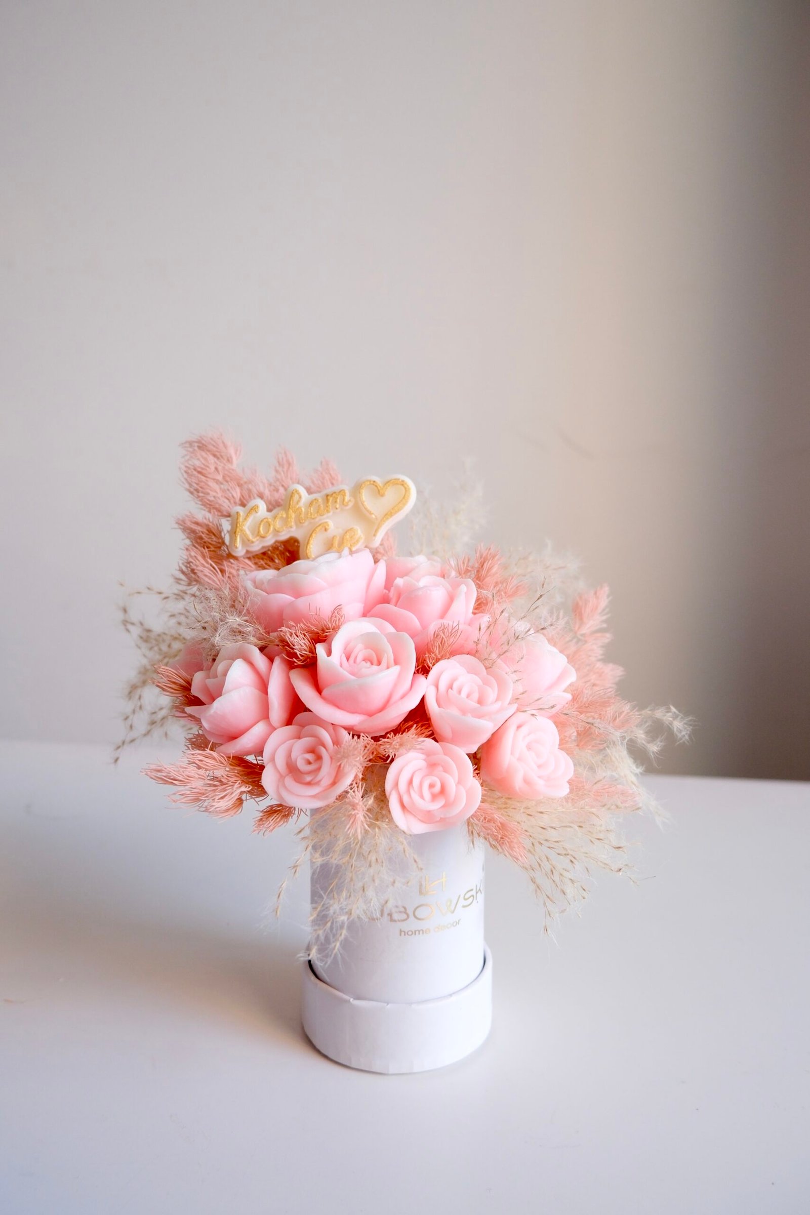 Prezent na Walentynki – Bukiet Wiecznych Róż ze Świec Sojowych - obrazek 4