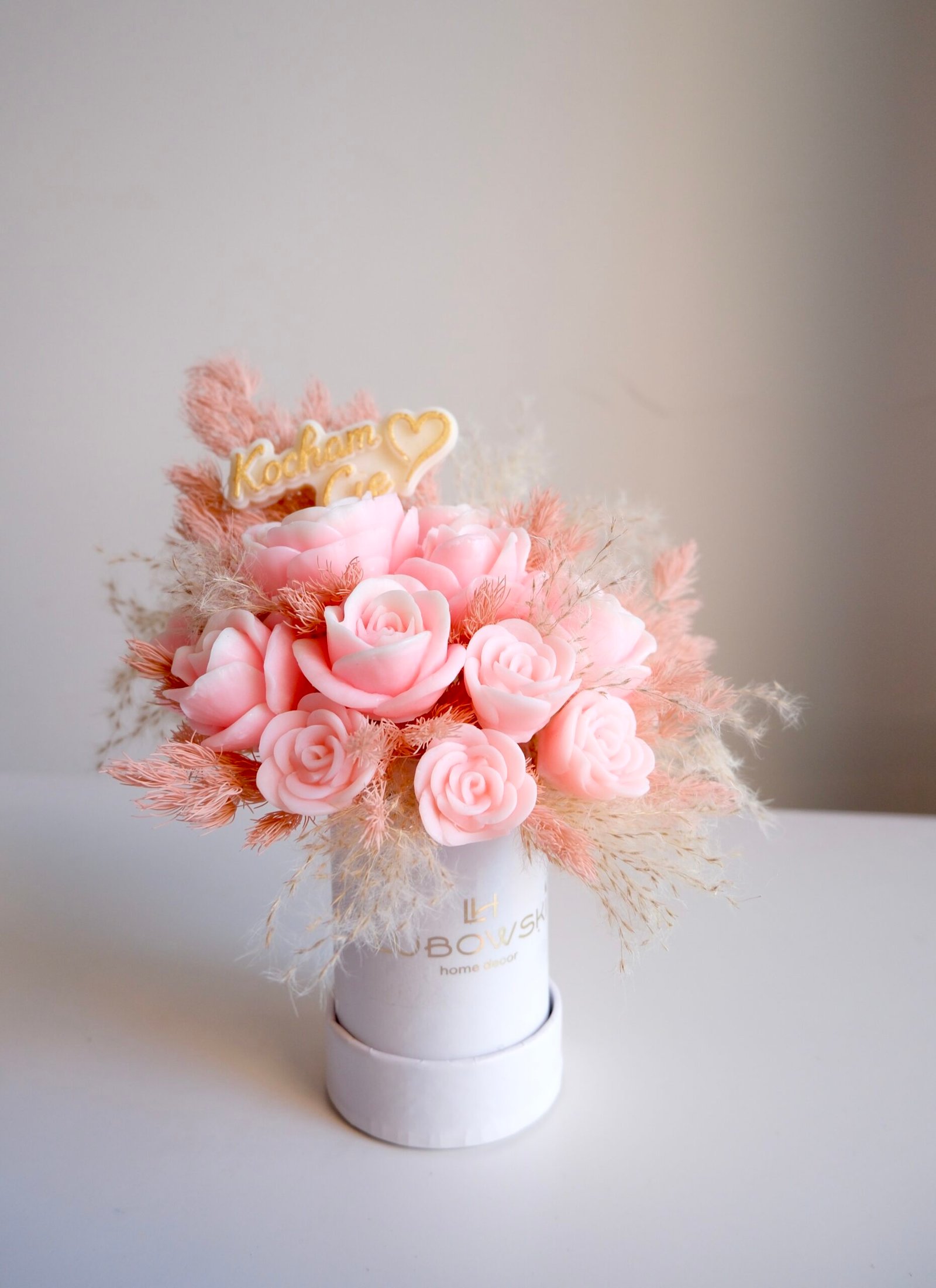 Prezent na Walentynki – Bukiet Wiecznych Róż ze Świec Sojowych