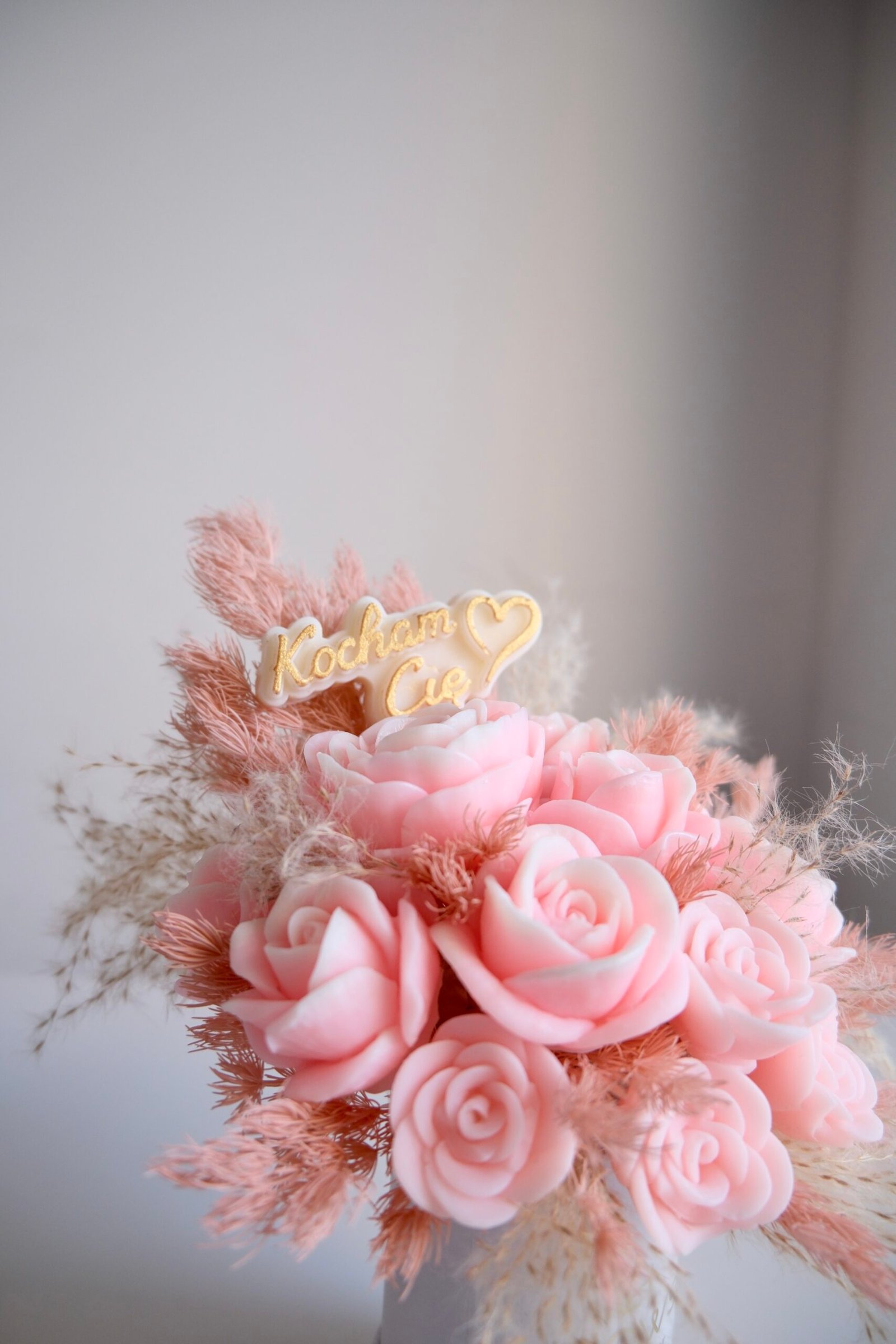 Prezent na Walentynki – Bukiet Wiecznych Róż ze Świec Sojowych - obrazek 2