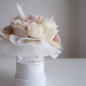 Elegancki prezent dla kobiety – Flower Box ze świec sojowych Premium Róże