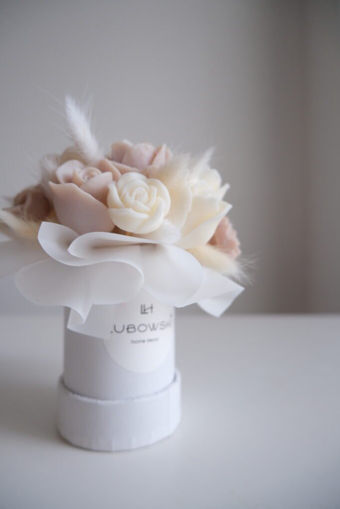 Elegancki prezent dla kobiety – Flower Box ze świec sojowych Premium Róże
