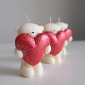 Świeca wolnostojąca Miś z sercem – świeca zapachowa malina