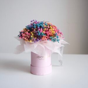 Flower box z gipsówką stabilizowaną – kolorowa kompozycja kwiatowa