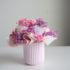 Flower box dla nauczyciela ze świec sojowych w różowym pojemniku z gipsówką