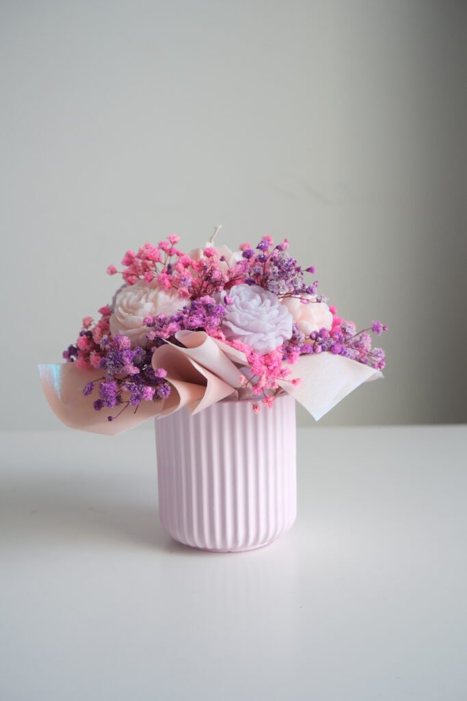 Flower box dla nauczyciela ze świec sojowych w różowym pojemniku z gipsówką