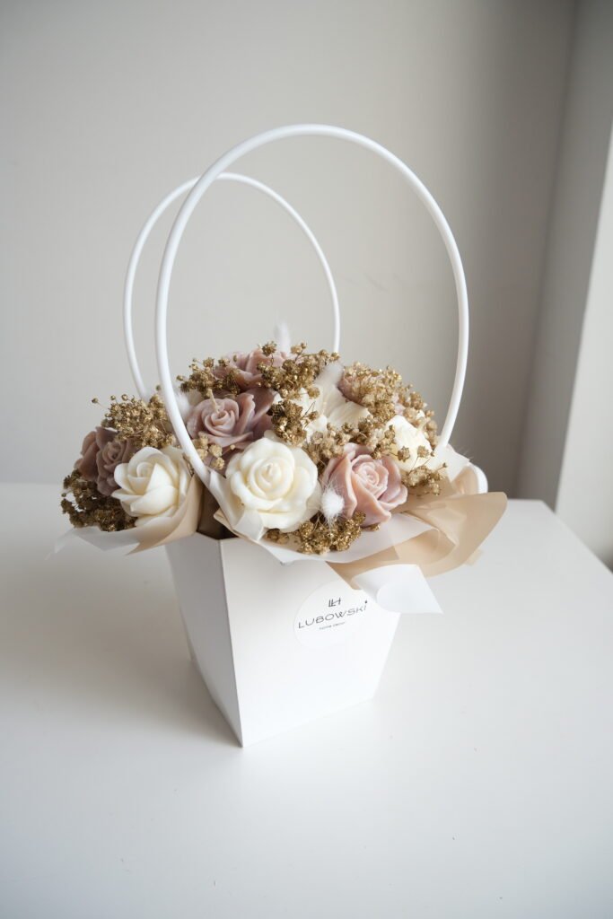 Candle Flower Basket ze świec sojowych i złotej gipsówki – unikalny prezent Gdańsk