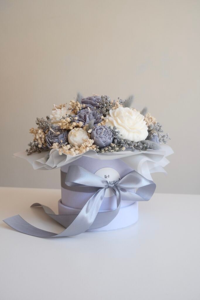 szary candle flower box ze świec sojowych handmade