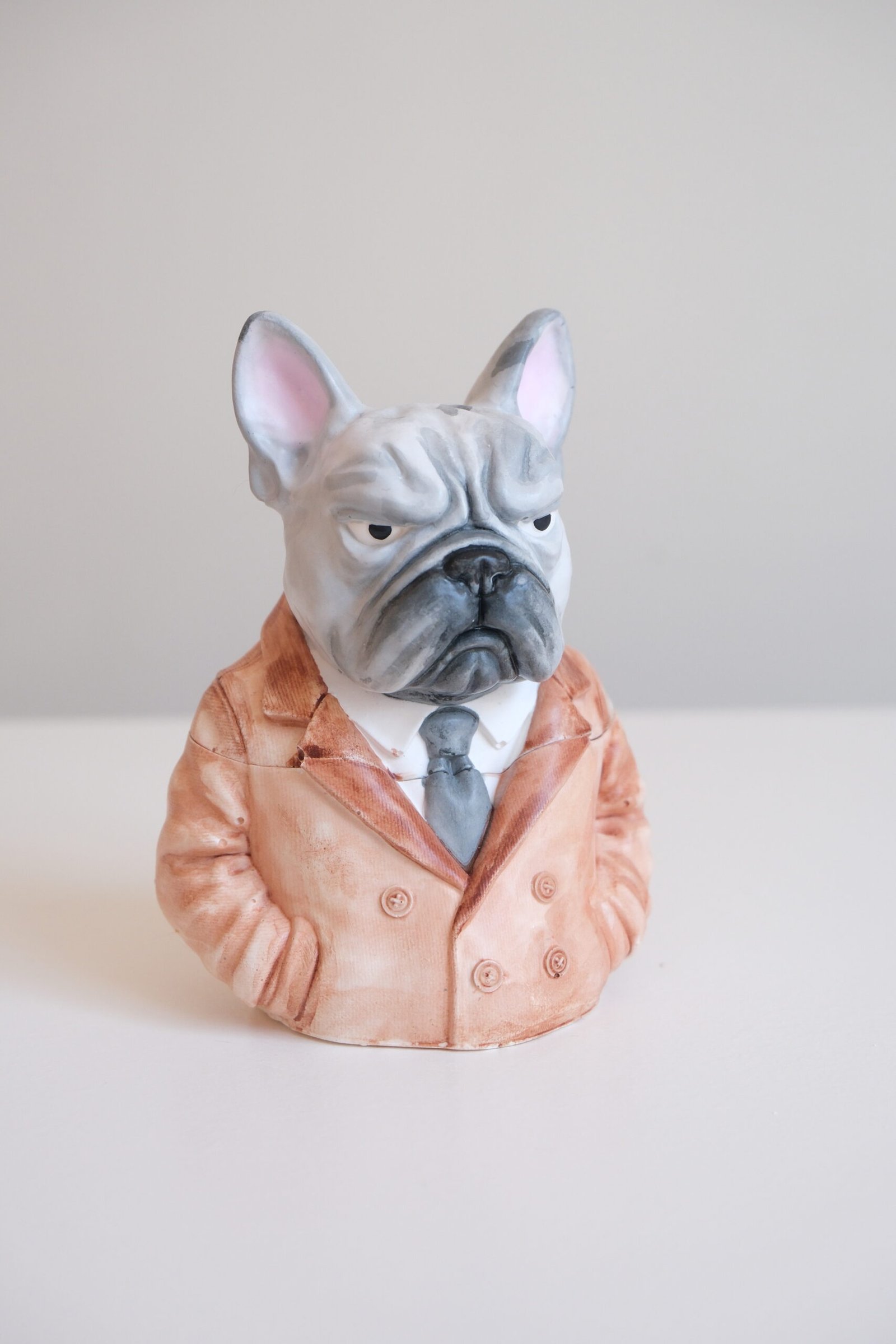 Ręcznie malowana figurka psa z gipsu wykonana handmade.