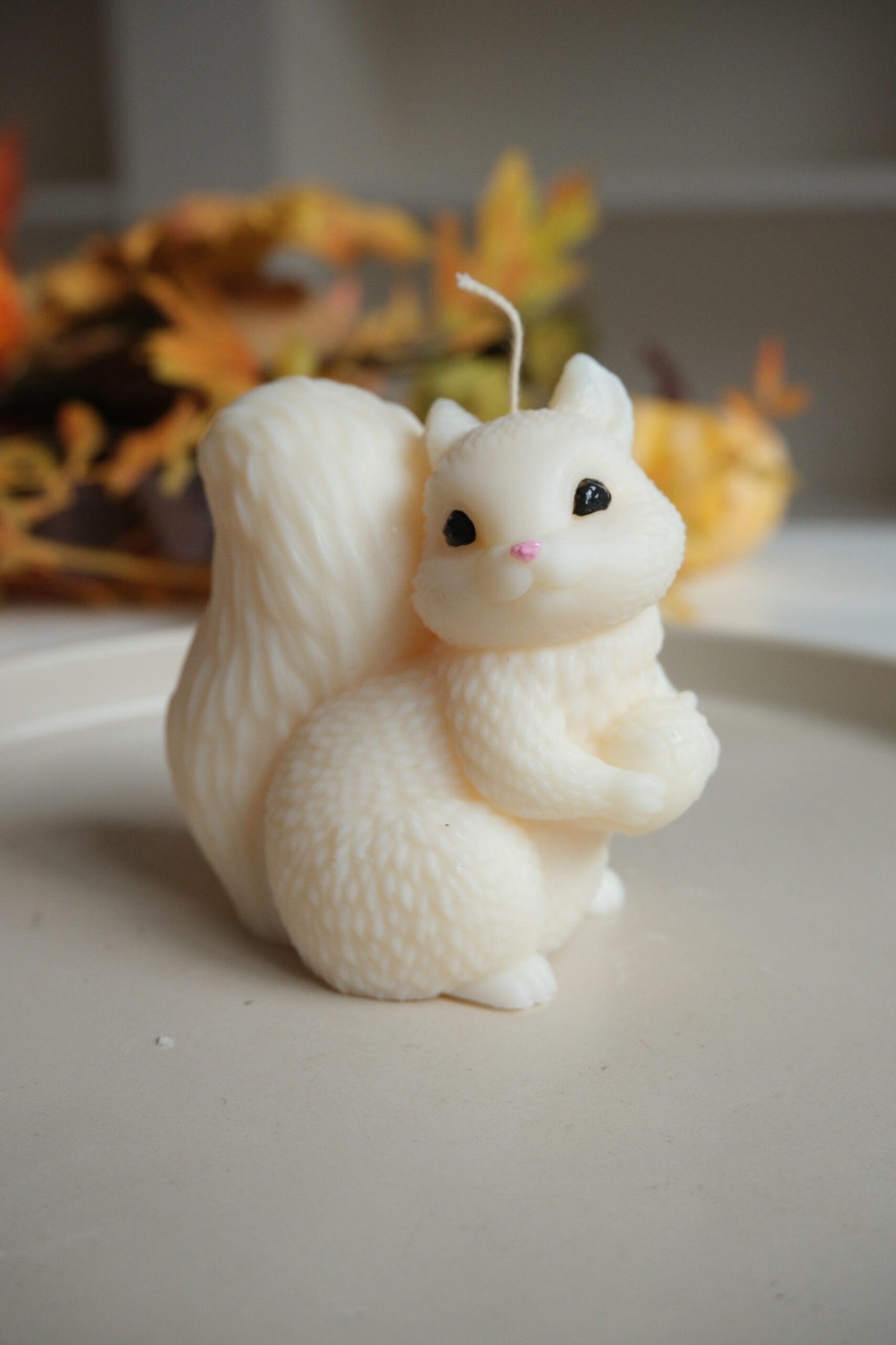 Jesienna dekoracyjna świeca wiewiórka handmade