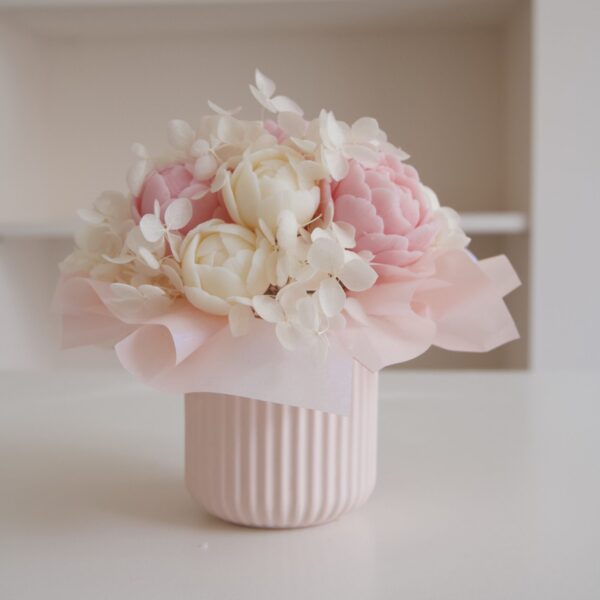 Pudrowe Piwonie – flower box w gipsowym pojemniku